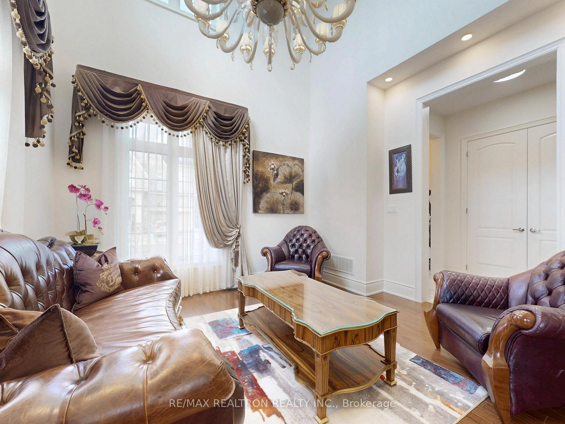 Photo 10 of 1 Conger Street, Vaughan, Patterson — HOMEH