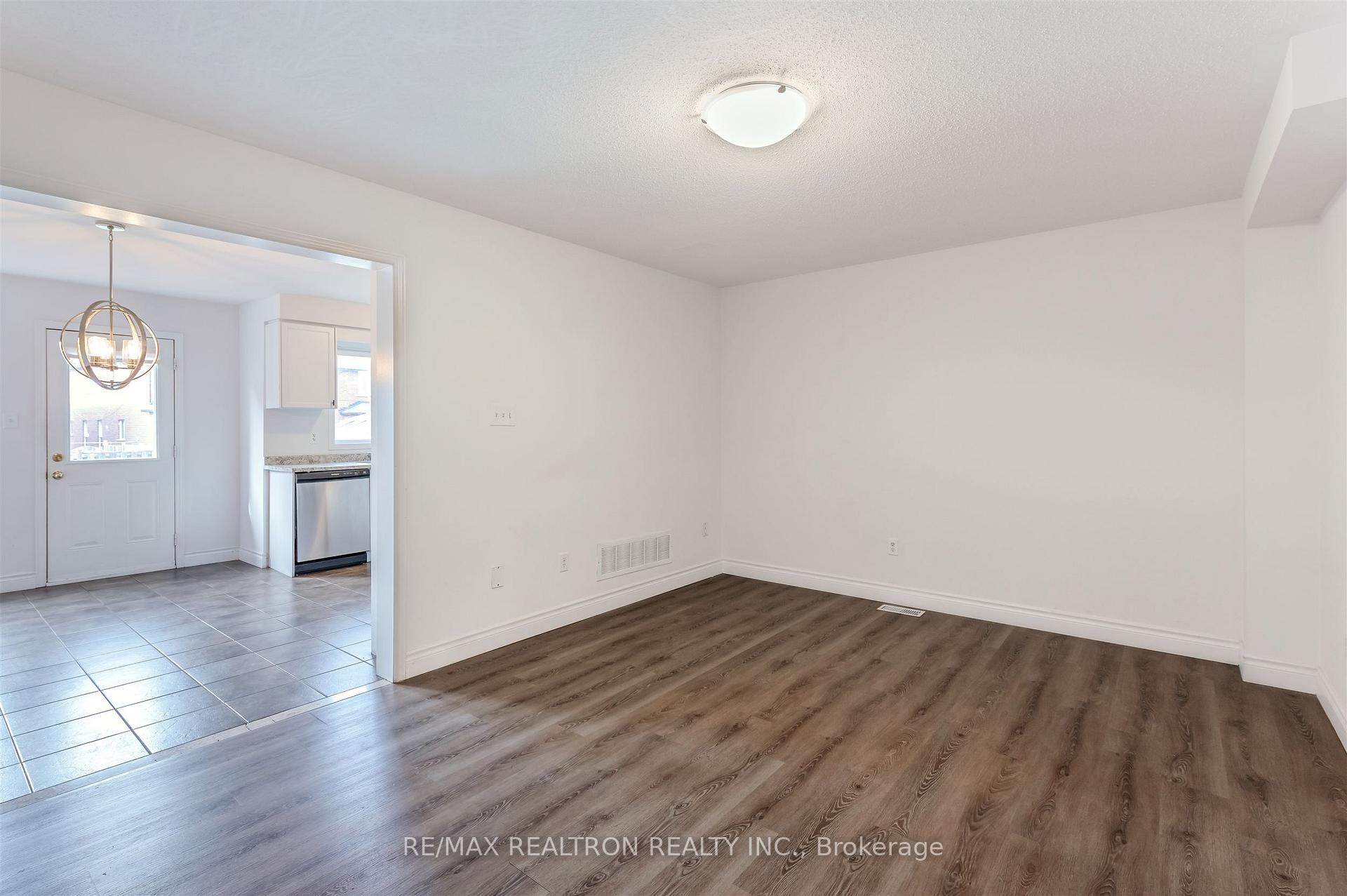 Photo 9 of 76 Argento Crescent, Vaughan, Vellore Village — HOMEH