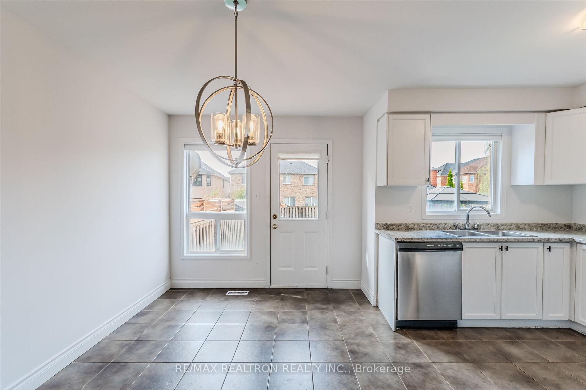 Photo 10 of 76 Argento Crescent, Vaughan, Vellore Village — HOMEH
