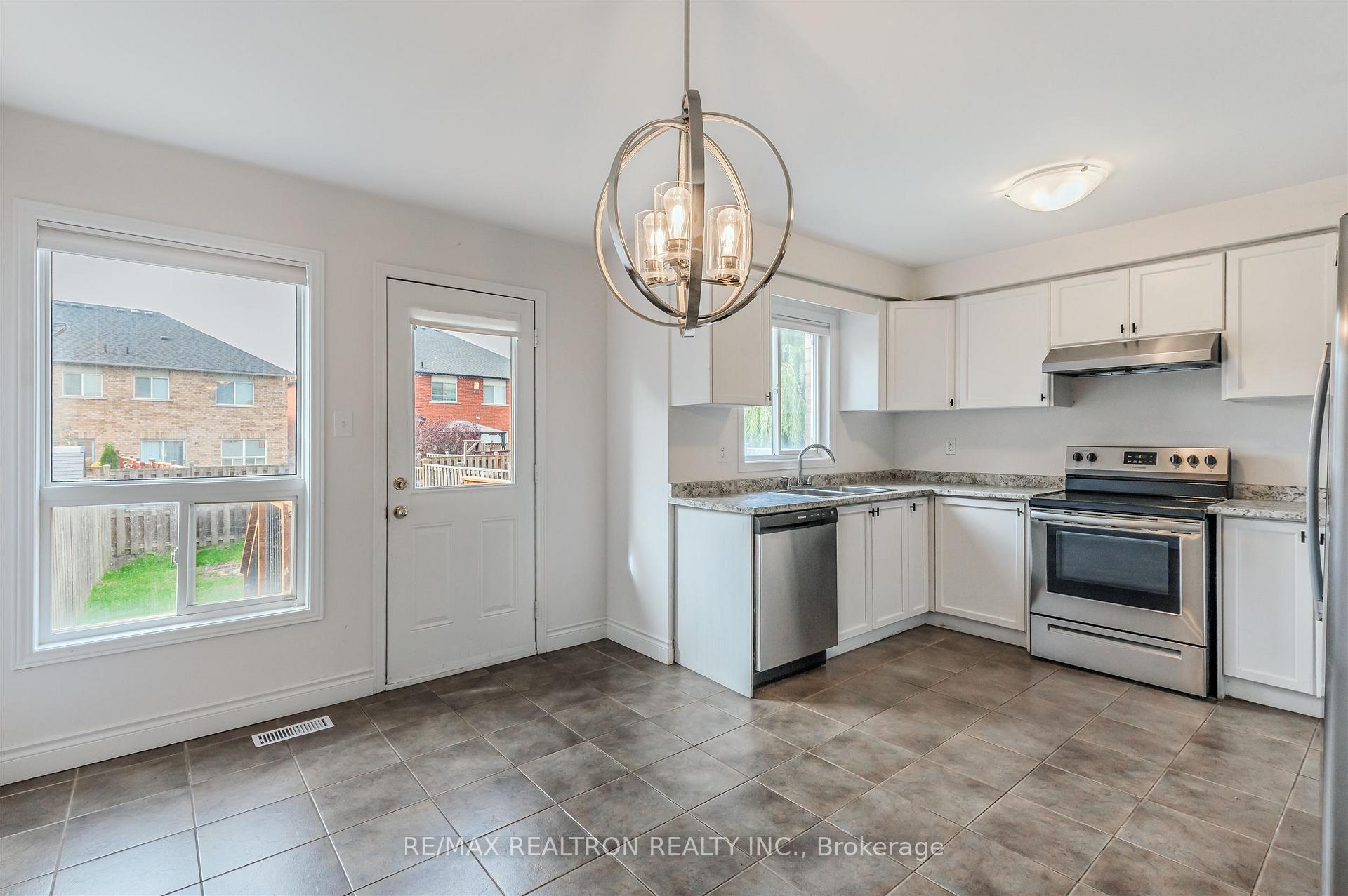Photo 11 of 76 Argento Crescent, Vaughan, Vellore Village — HOMEH