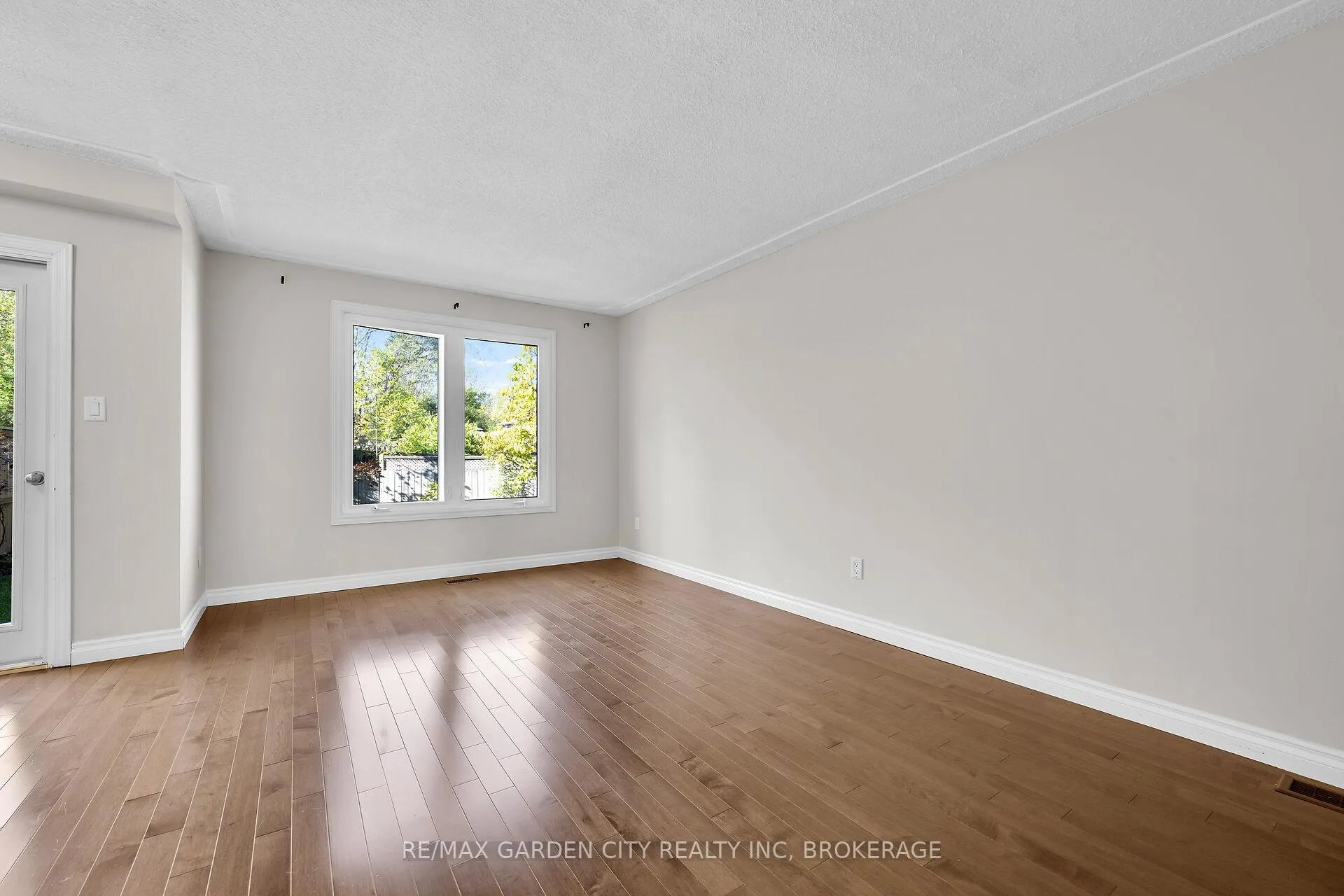Photo 5 of 82 Terrace Avenue, Welland, Broadway — HOMEH