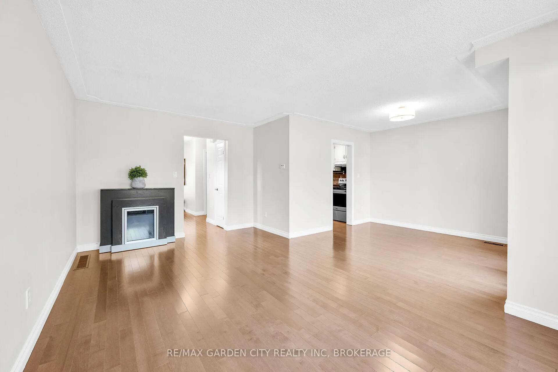 Photo 6 of 82 Terrace Avenue, Welland, Broadway — HOMEH