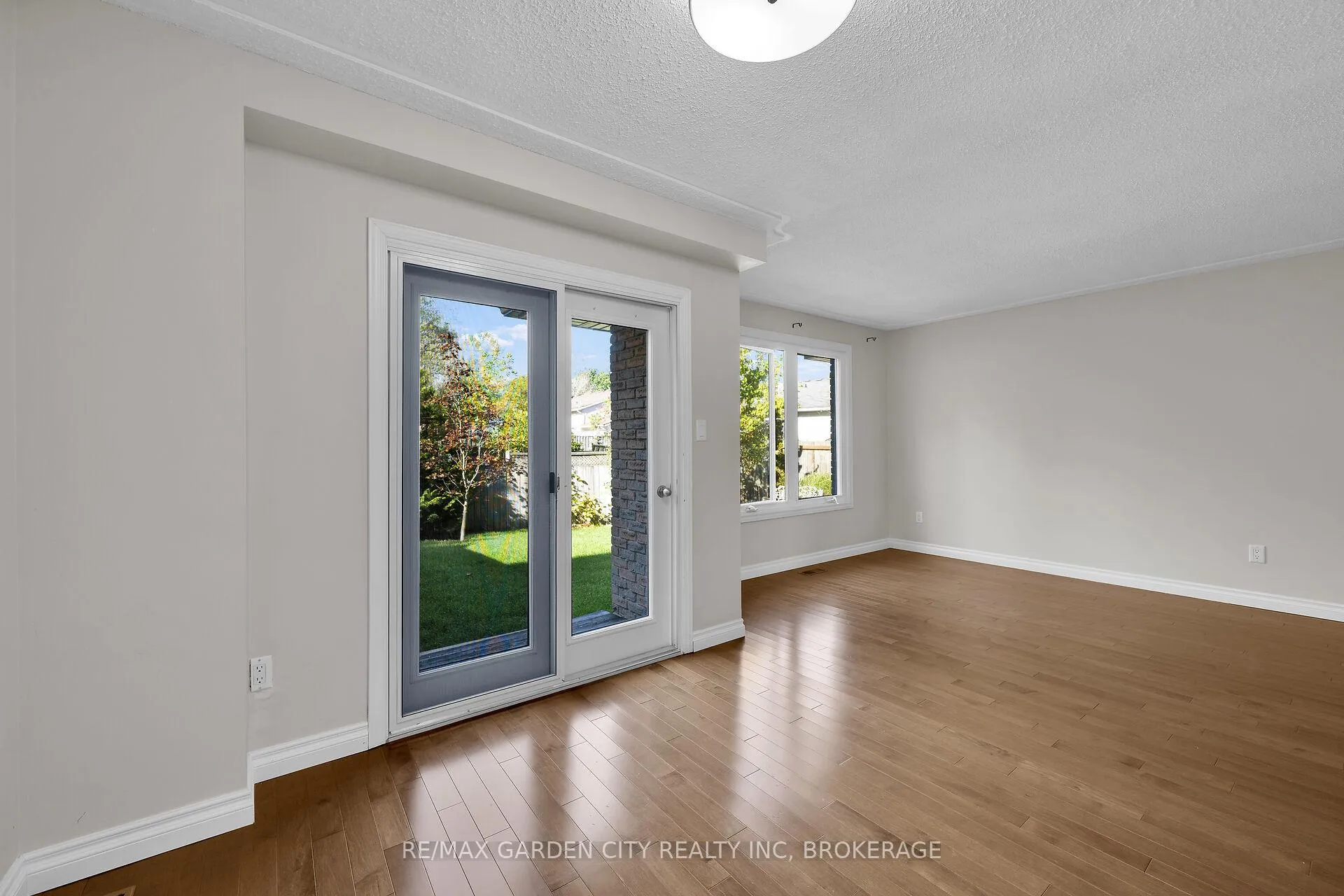 Photo 8 of 82 Terrace Avenue, Welland, Broadway — HOMEH