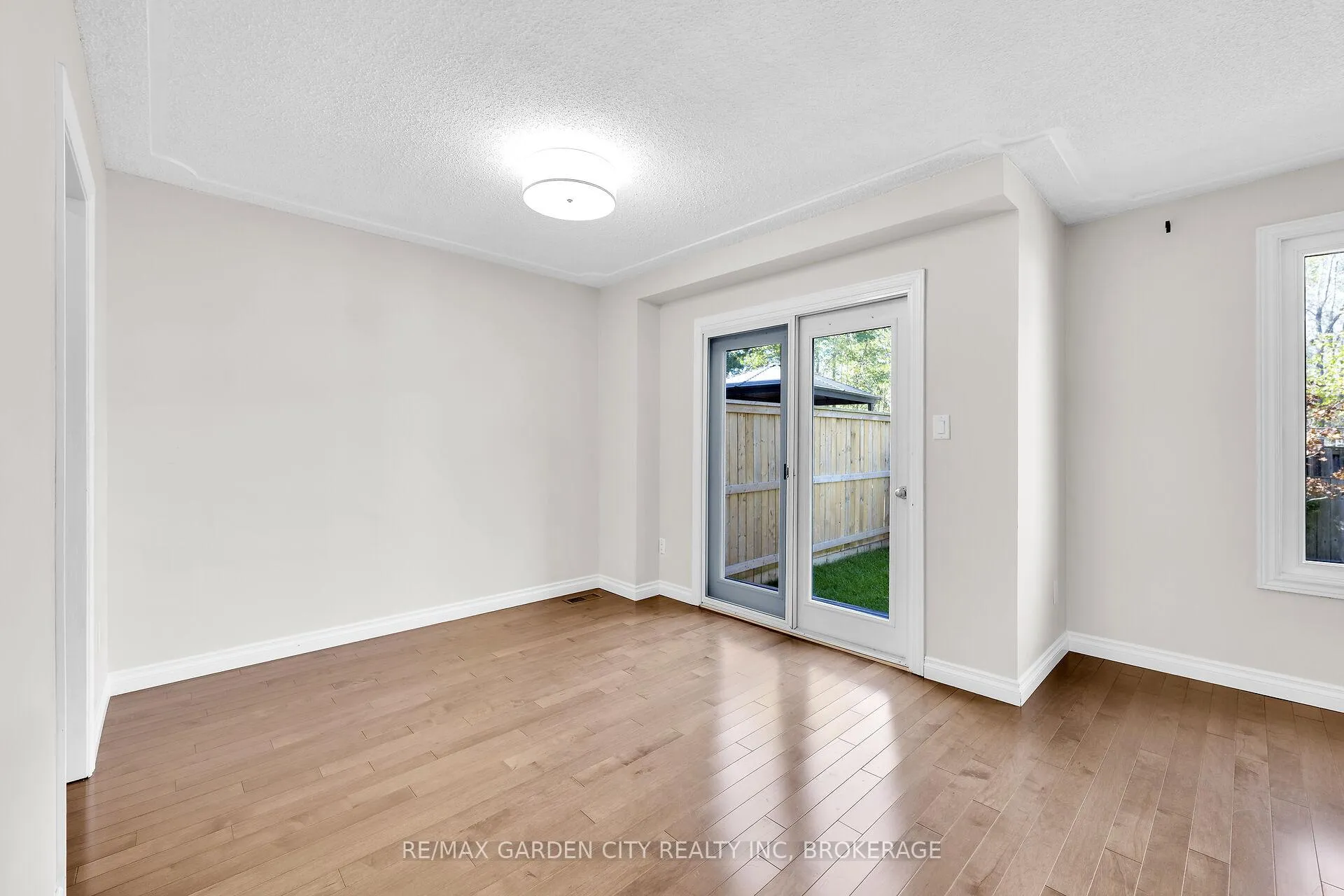 Photo 9 of 82 Terrace Avenue, Welland, Broadway — HOMEH