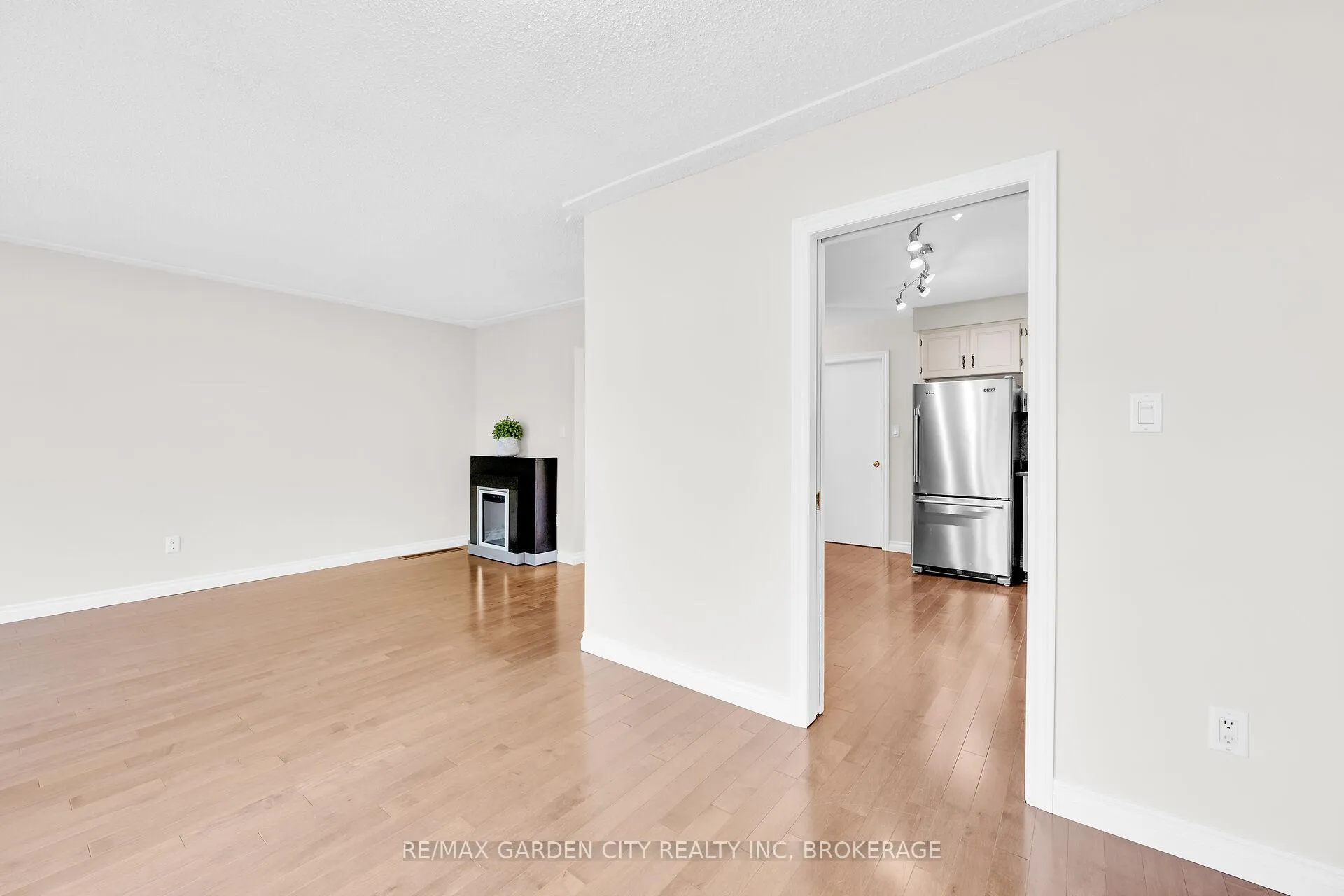 Photo 10 of 82 Terrace Avenue, Welland, Broadway — HOMEH