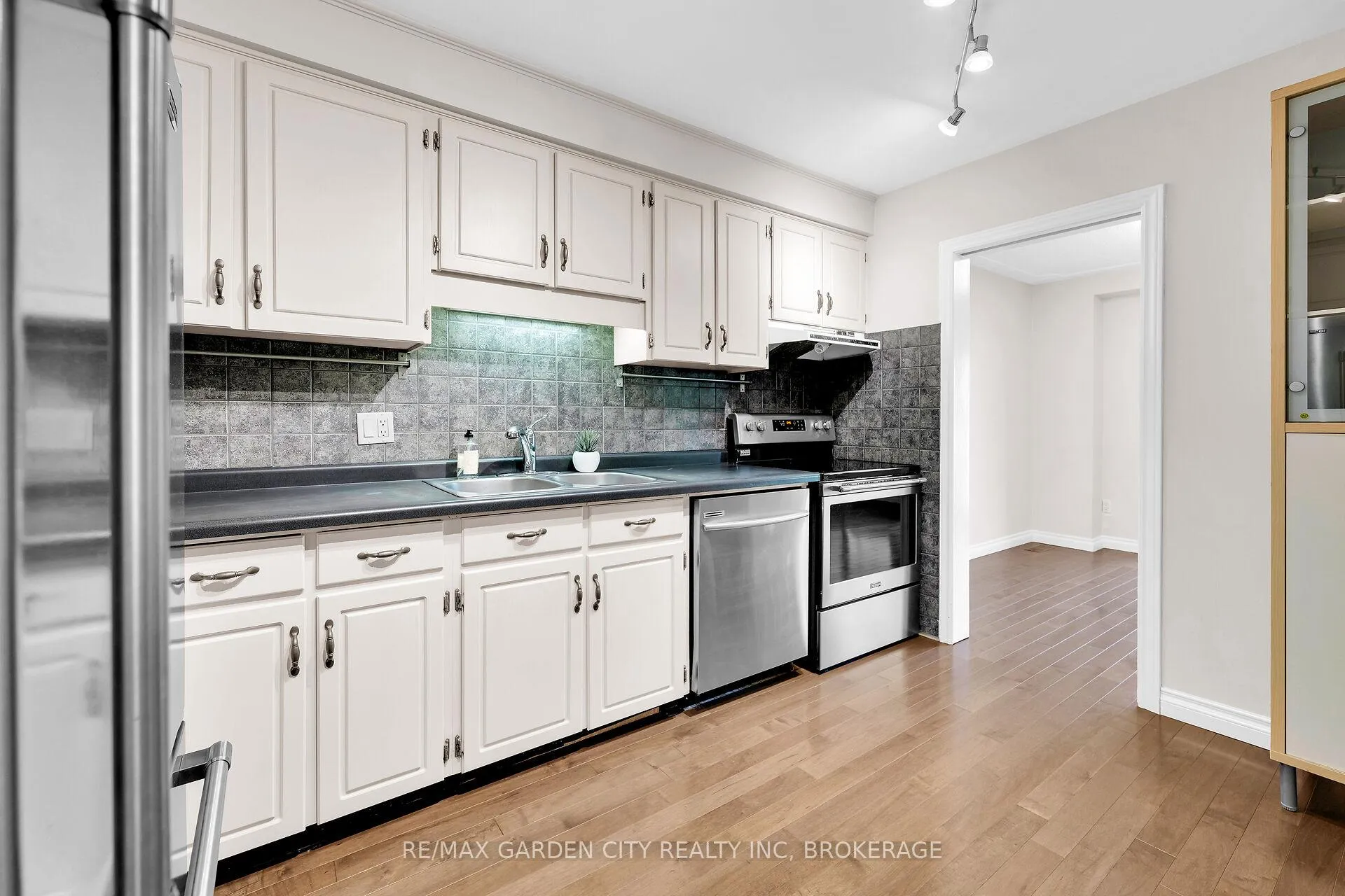 Photo 14 of 82 Terrace Avenue, Welland, Broadway — HOMEH