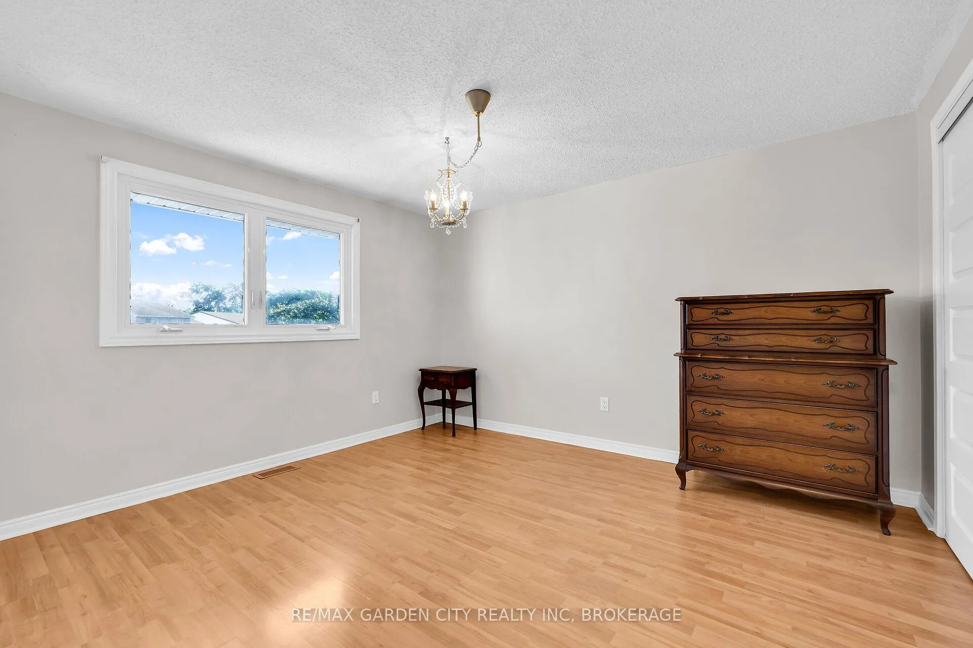 Photo 29 of 82 Terrace Avenue, Welland, Broadway — HOMEH