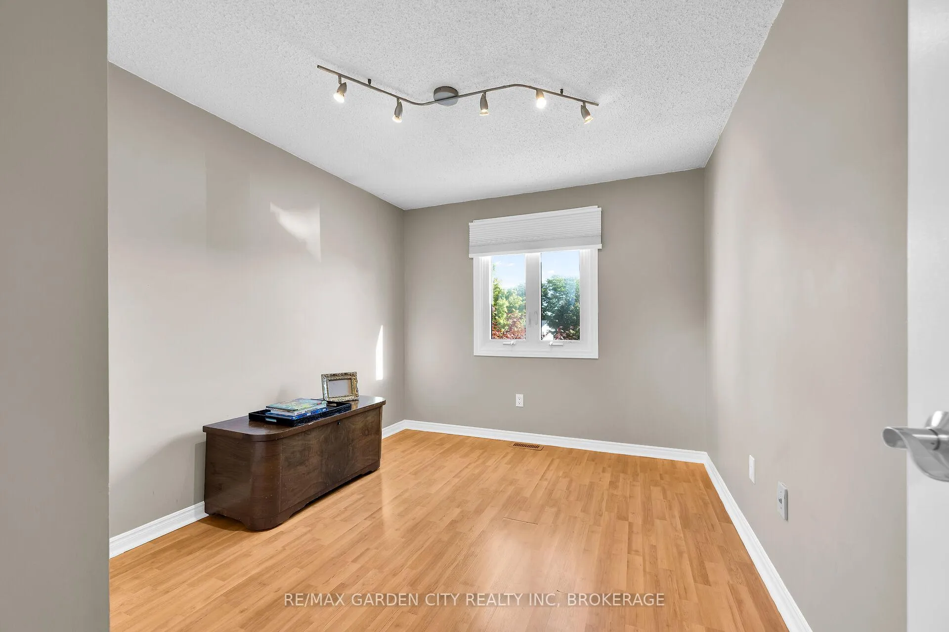 Photo 31 of 82 Terrace Avenue, Welland, Broadway — HOMEH