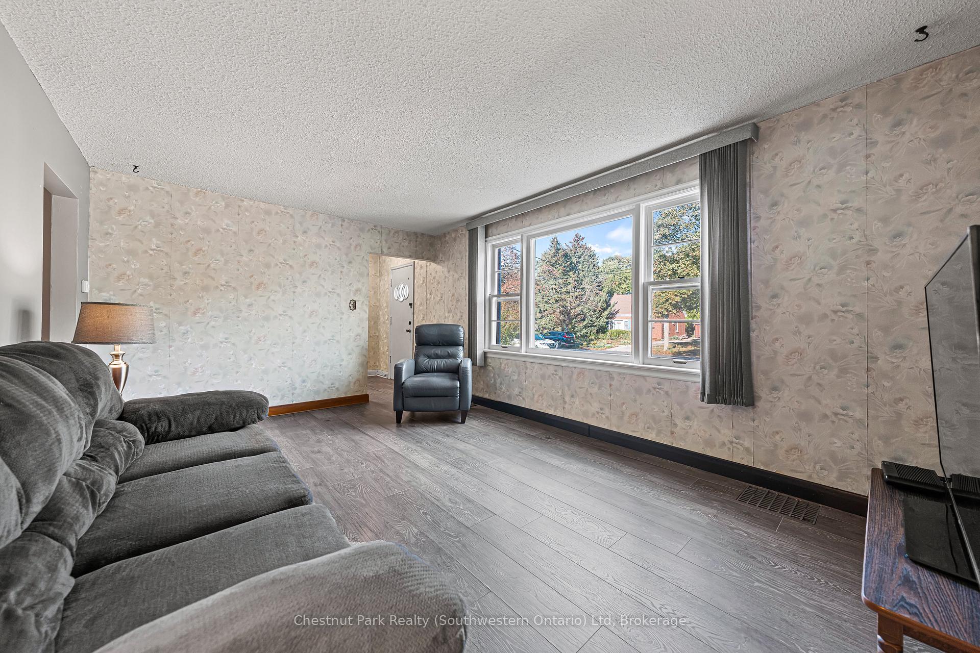 Photo 14 of 29 Ridgewood Avenue, Waterloo — HOMEH