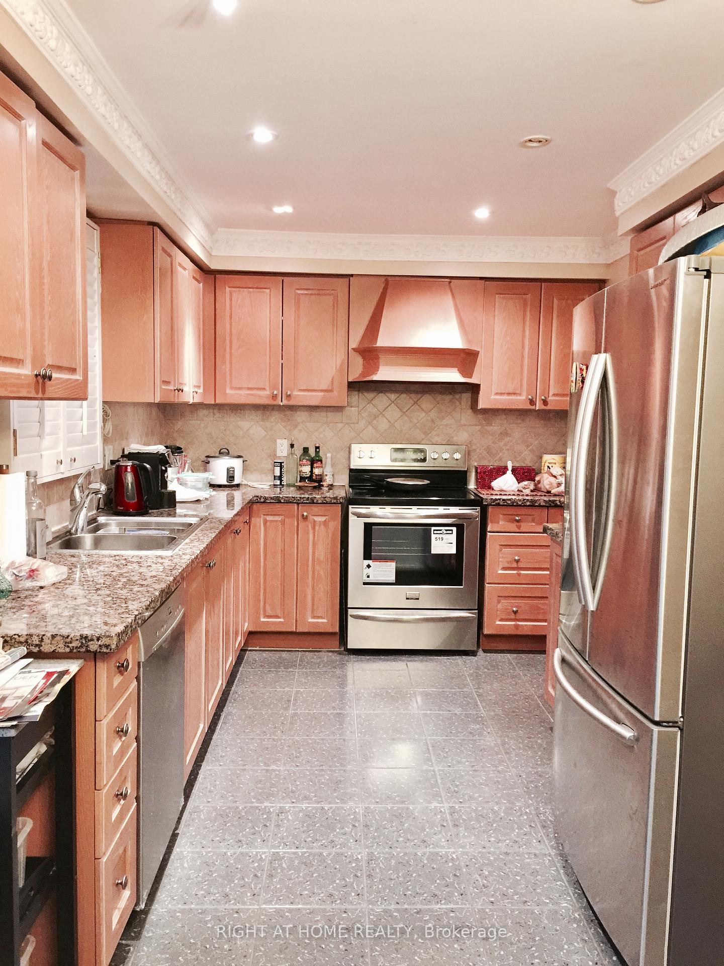 Photo 2 of 239 Ridgefield Crescent, Vaughan, Maple — HOMEH