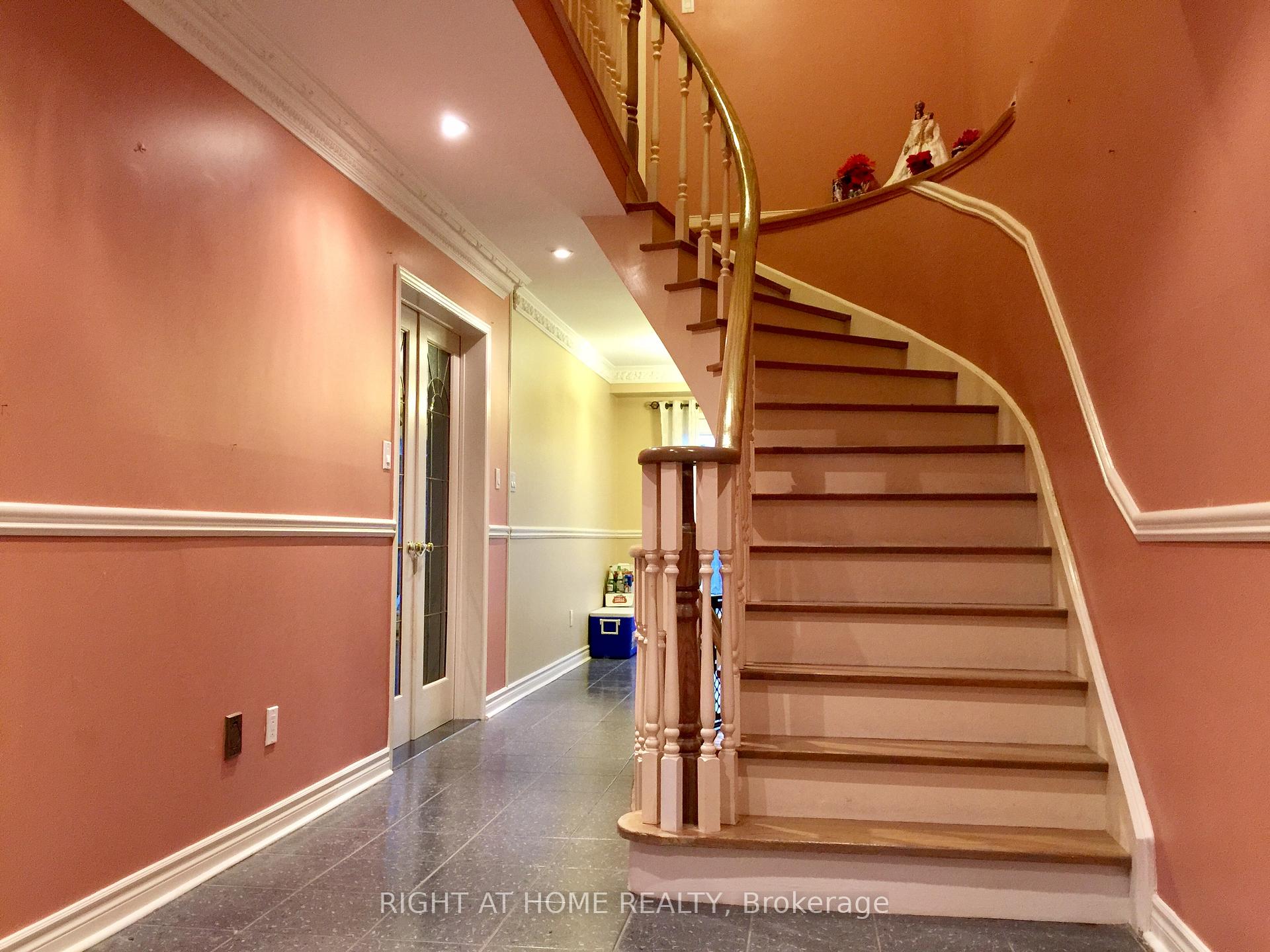 Photo 3 of 239 Ridgefield Crescent, Vaughan, Maple — HOMEH