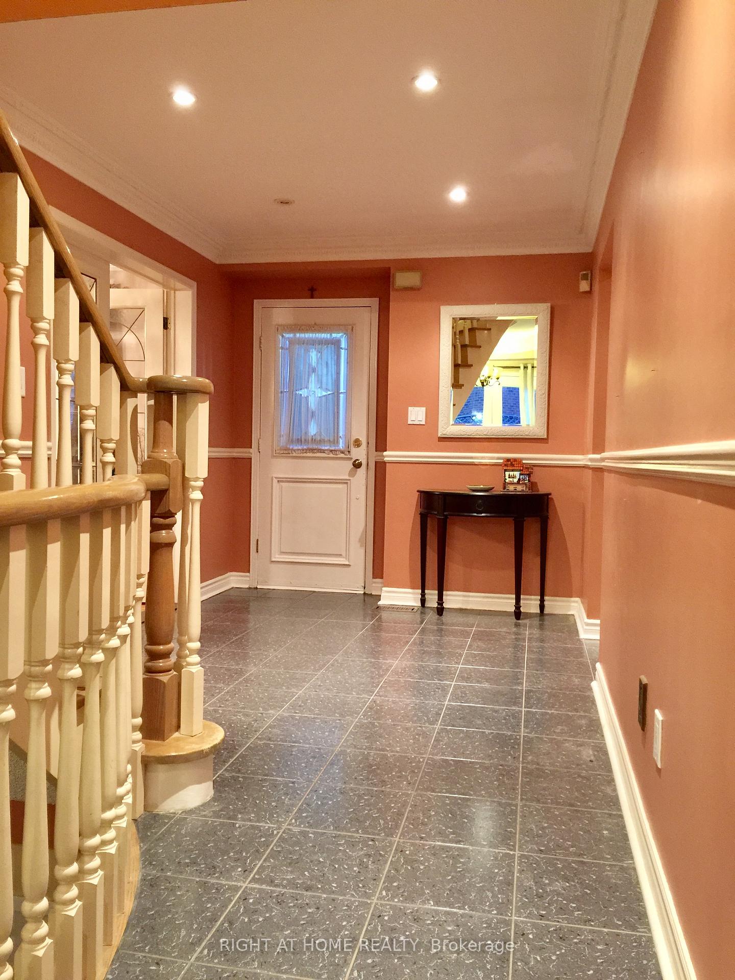 Photo 4 of 239 Ridgefield Crescent, Vaughan, Maple — HOMEH