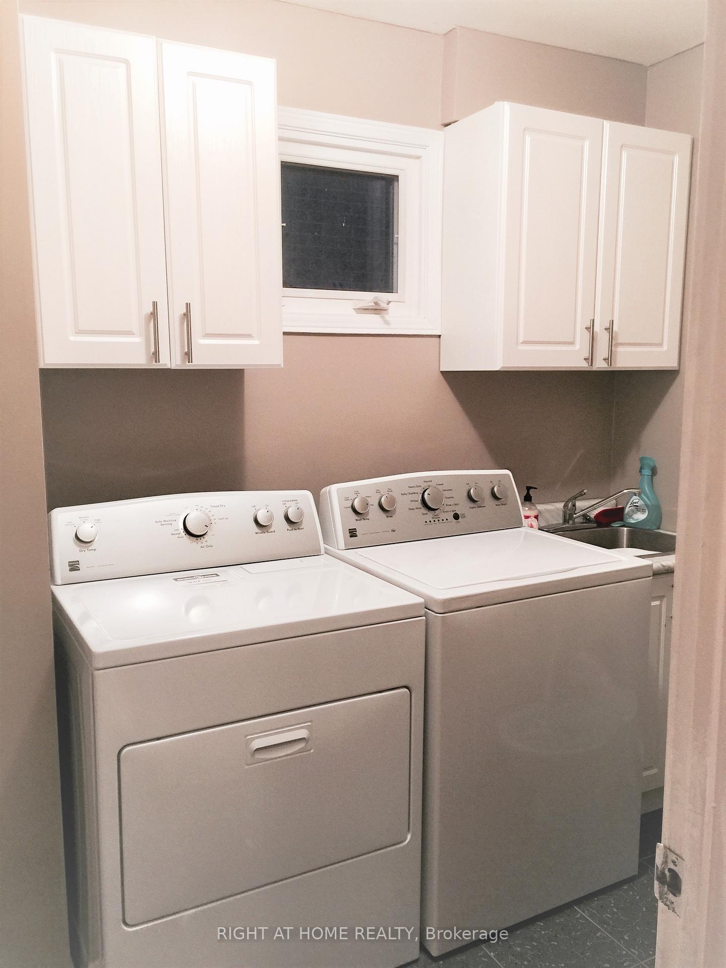 Photo 5 of 239 Ridgefield Crescent, Vaughan, Maple — HOMEH