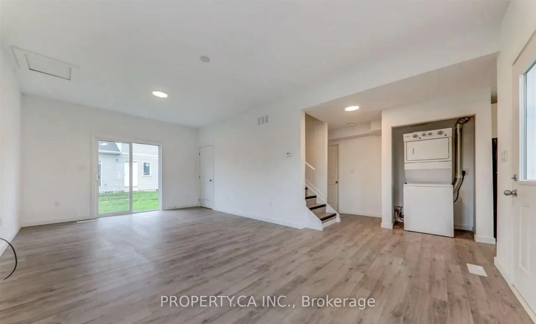 Photo 4 of Unit Upper, 3 Waterleaf Trail, Welland, Broadway — HOMEH