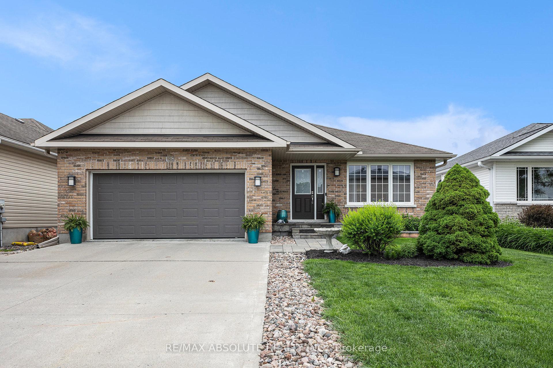 Photo 2 of 128 Mclachlin Street S, Arnprior — HOMEH