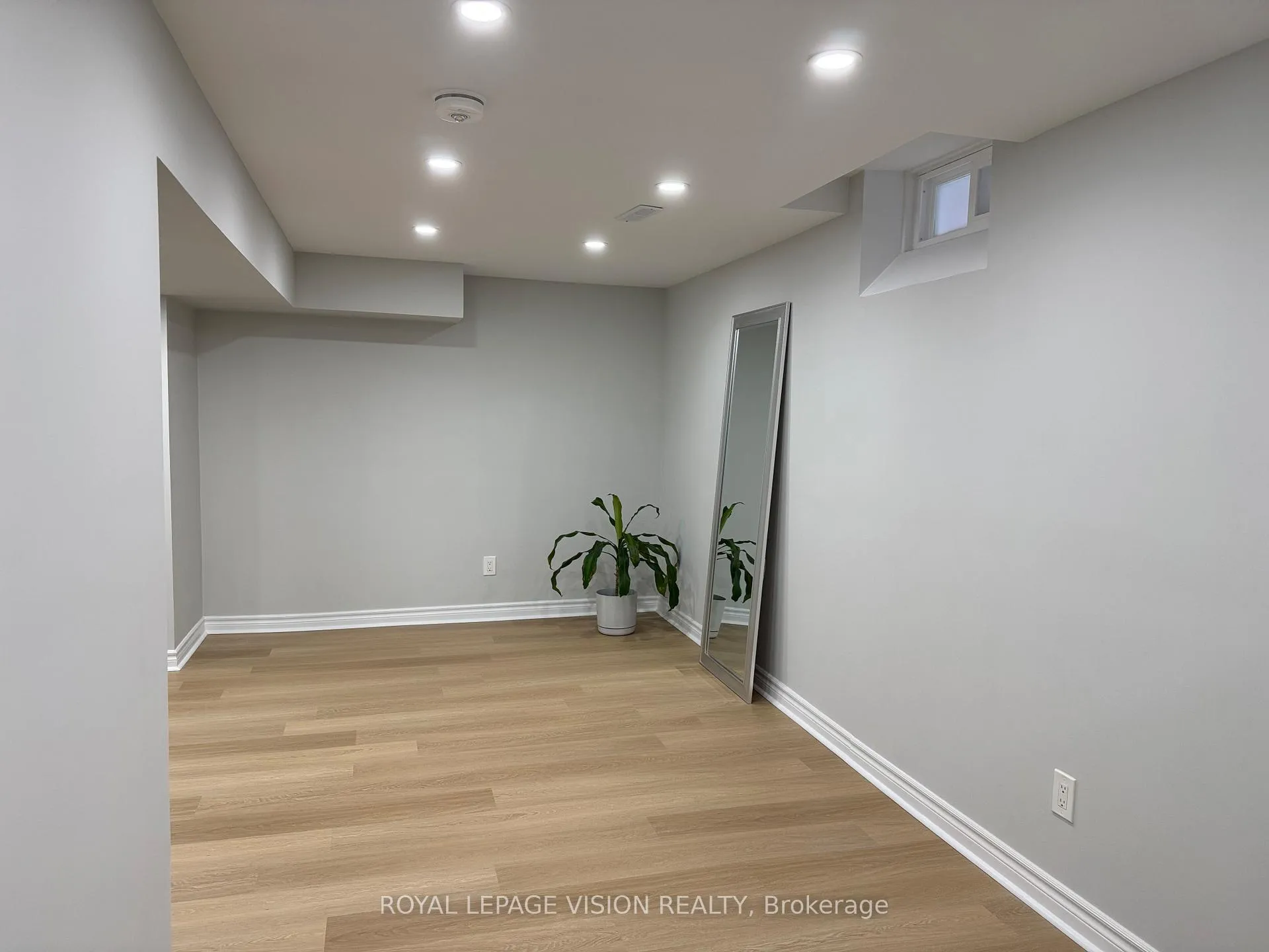 Photo 4 of Unit Basement, 108 Pentland Crescent, Vaughan, Maple — HOMEH