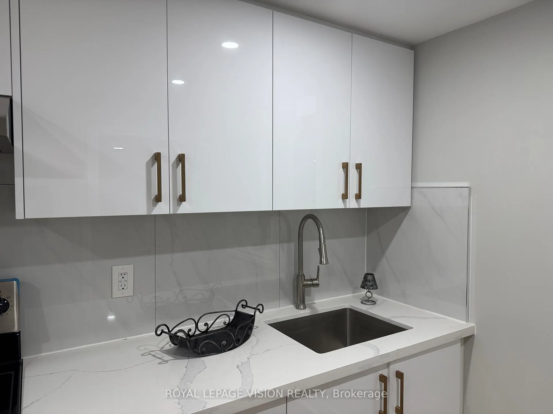 Photo 6 of Unit Basement, 108 Pentland Crescent, Vaughan, Maple — HOMEH