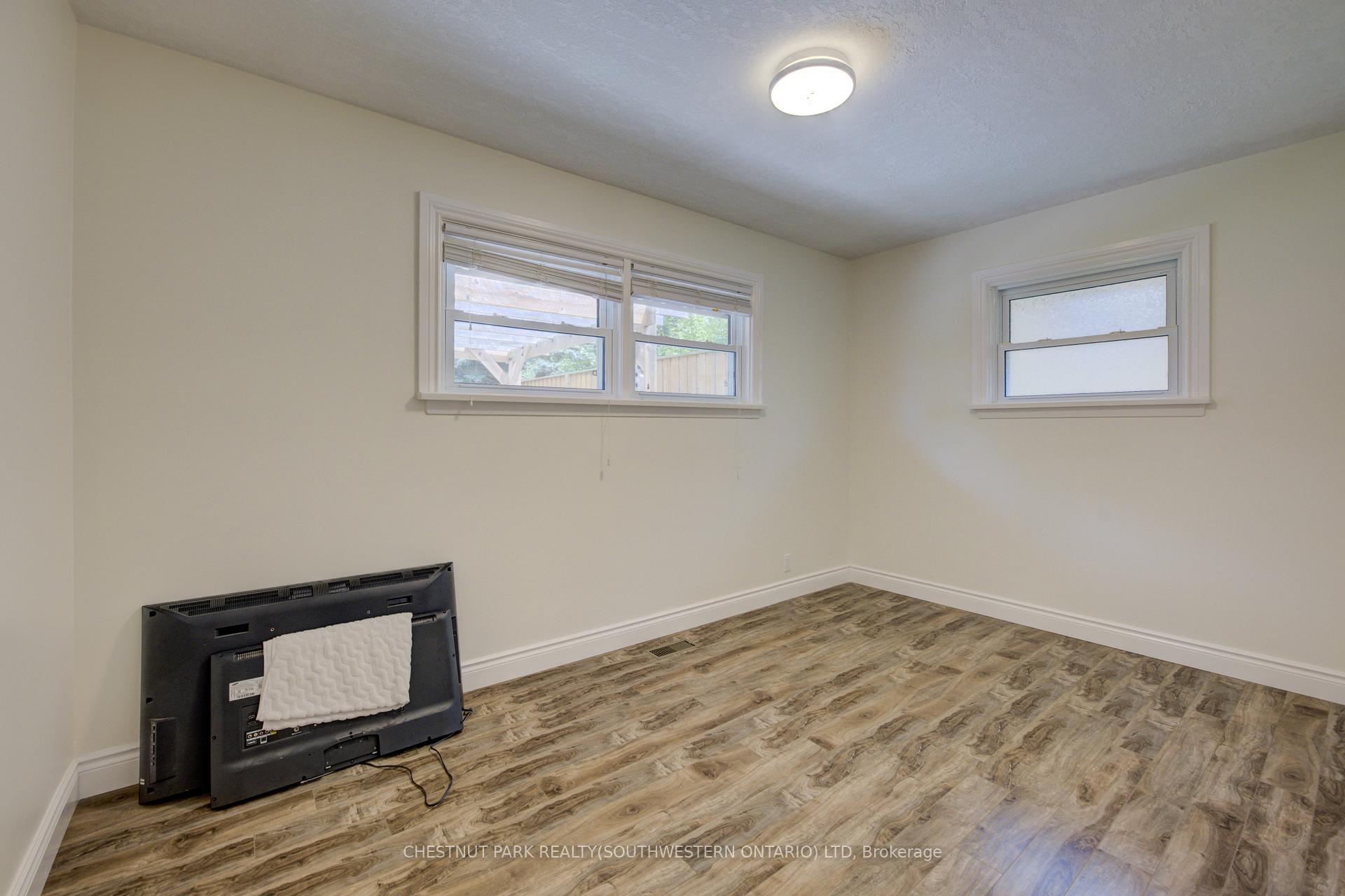 Photo 15 of 144 Ellis Crescent S, Waterloo — HOMEH