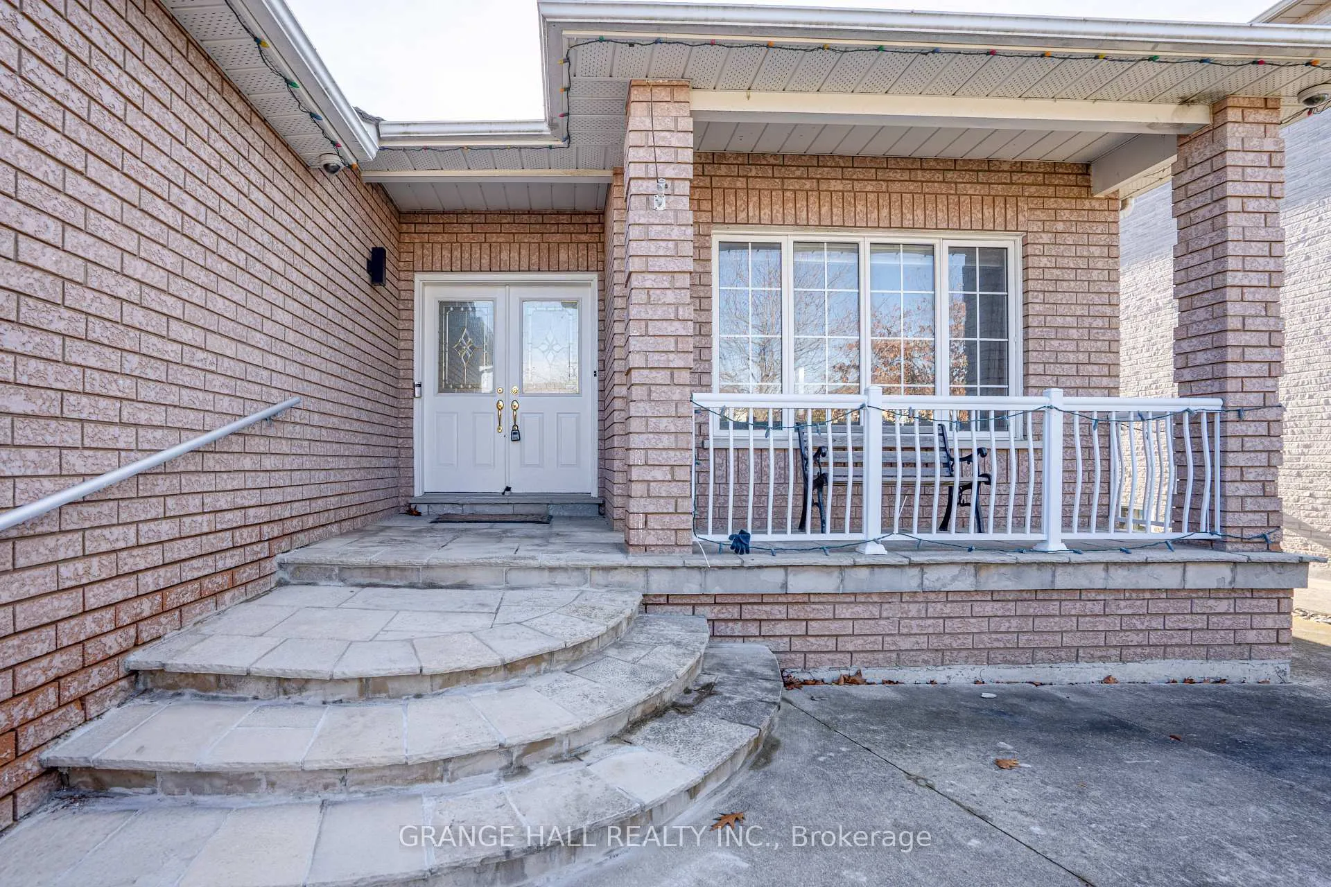 Photo 2 of 17 Lomond Avenue, Vaughan, Maple — HOMEH