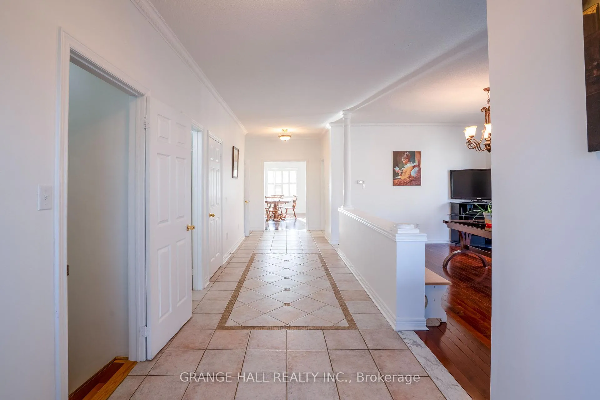 Photo 3 of 17 Lomond Avenue, Vaughan, Maple — HOMEH