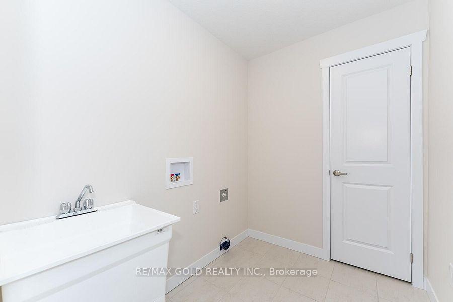 Photo 33 of 779 Autumn Willow Drive, Waterloo — HOMEH