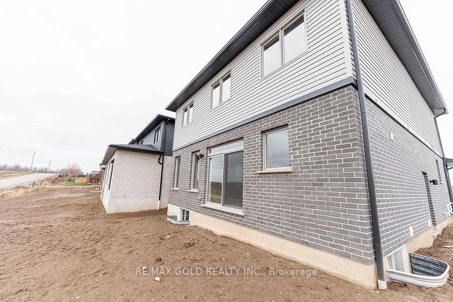 Photo 36 of 779 Autumn Willow Drive, Waterloo — HOMEH