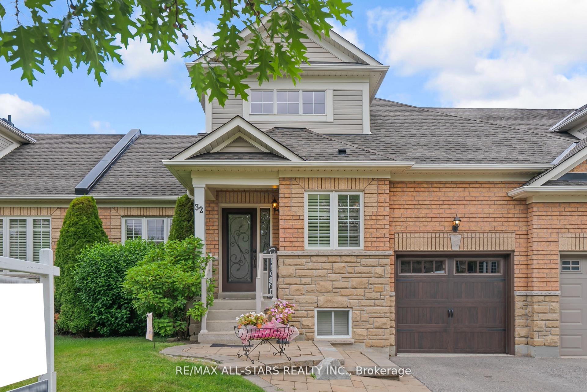Photo 2 of 32 Meadows End Crescent, Uxbridge — HOMEH