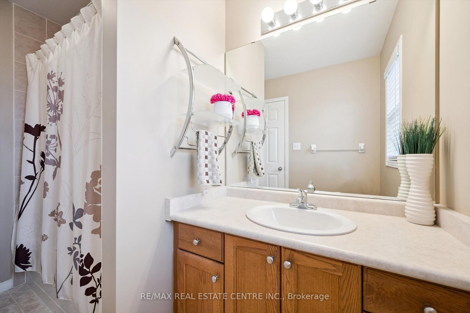 Photo 23 of 394 Sauve Crescent, Waterloo — HOMEH