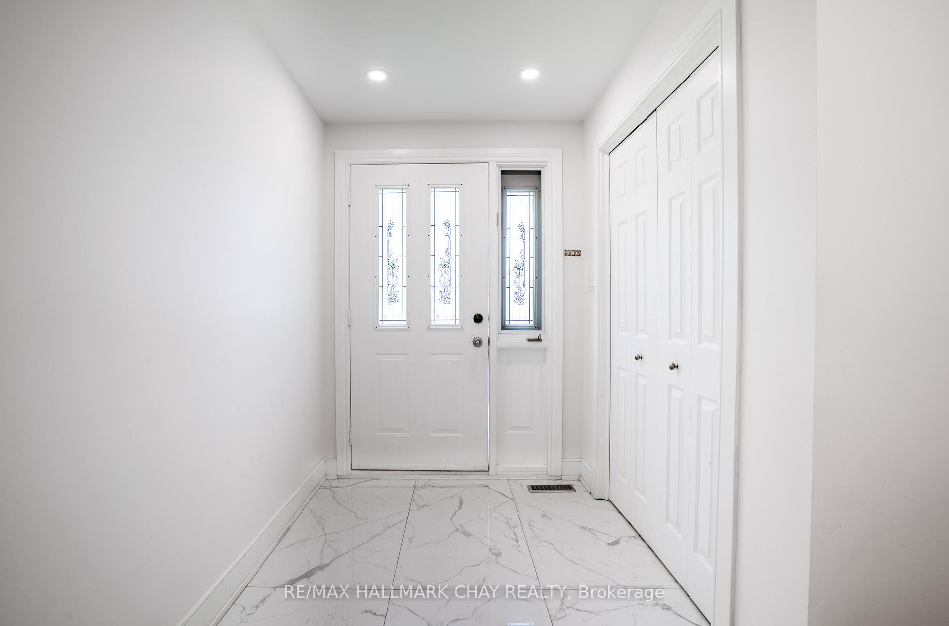 Photo 3 of 72 Jane Crescent, Barrie, Allandale Heights — HOMEH