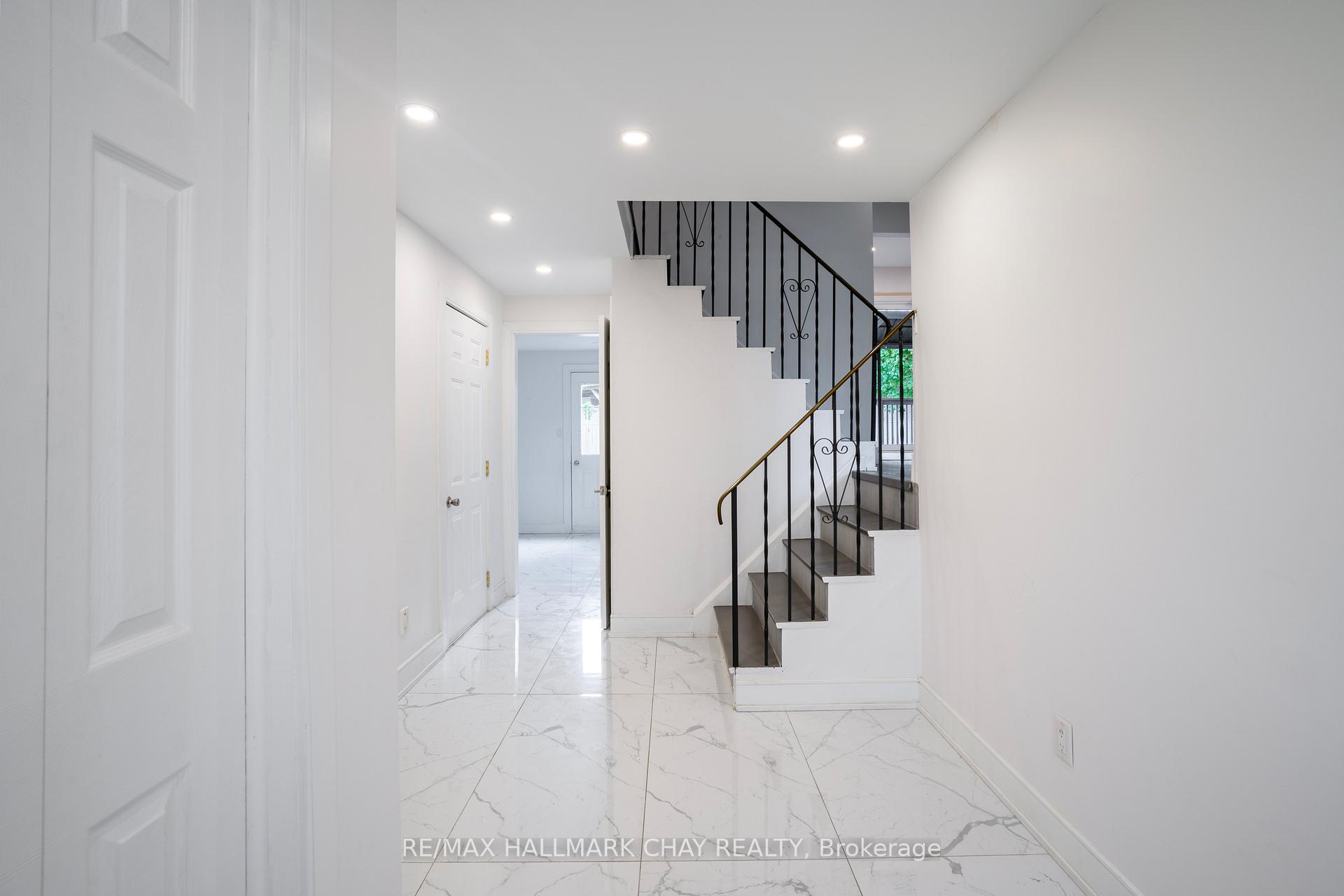 Photo 4 of 72 Jane Crescent, Barrie, Allandale Heights — HOMEH