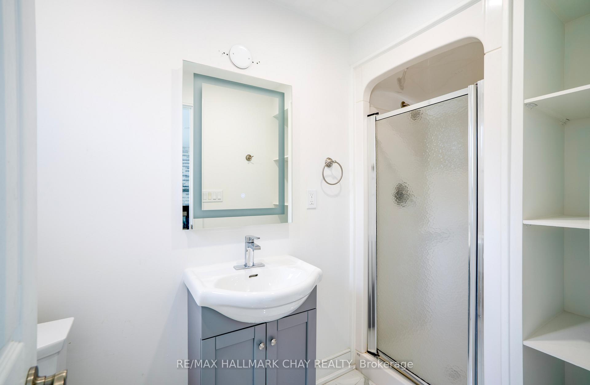 Photo 5 of 72 Jane Crescent, Barrie, Allandale Heights — HOMEH