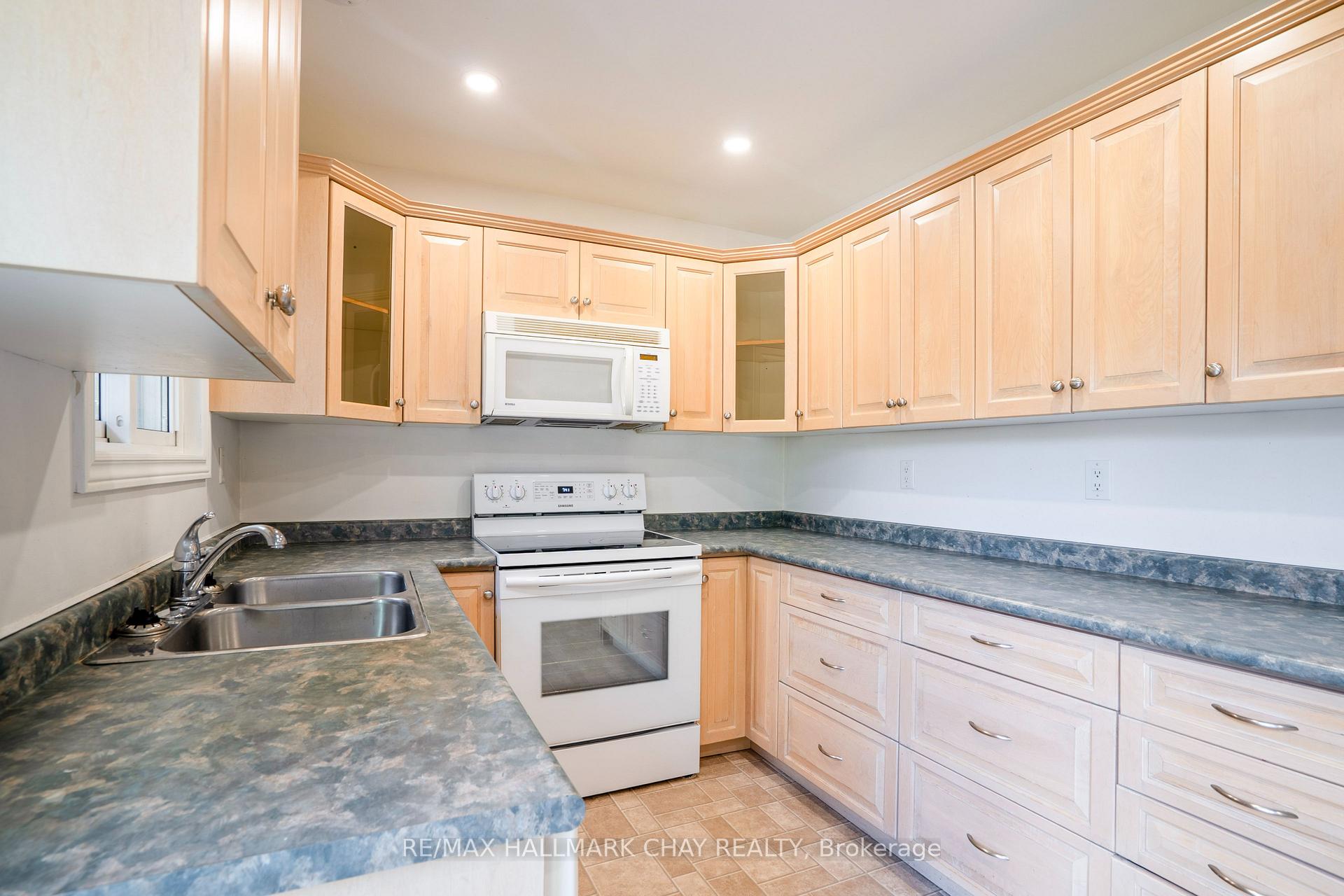 Photo 10 of 72 Jane Crescent, Barrie, Allandale Heights — HOMEH