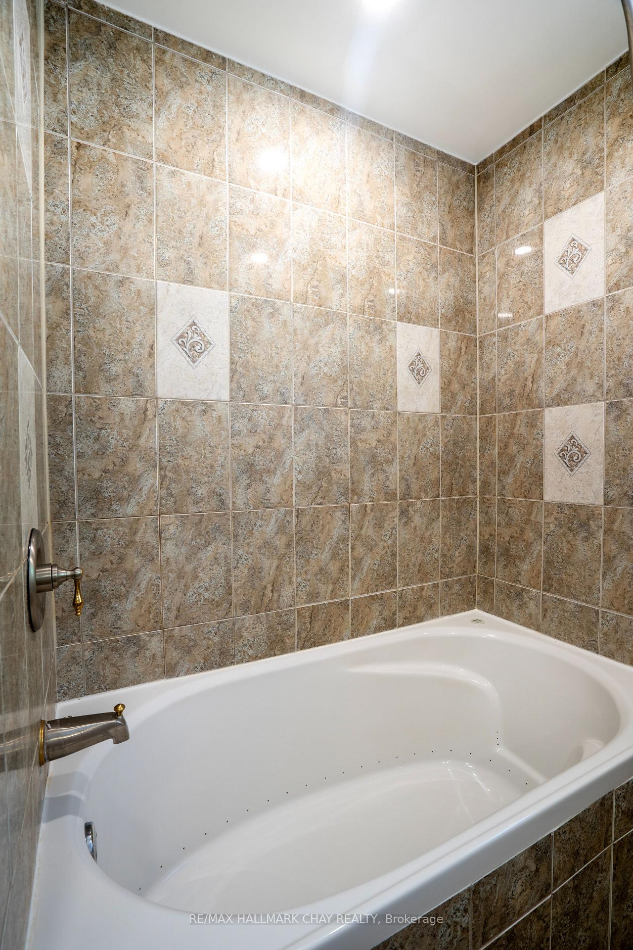 Photo 14 of 72 Jane Crescent, Barrie, Allandale Heights — HOMEH