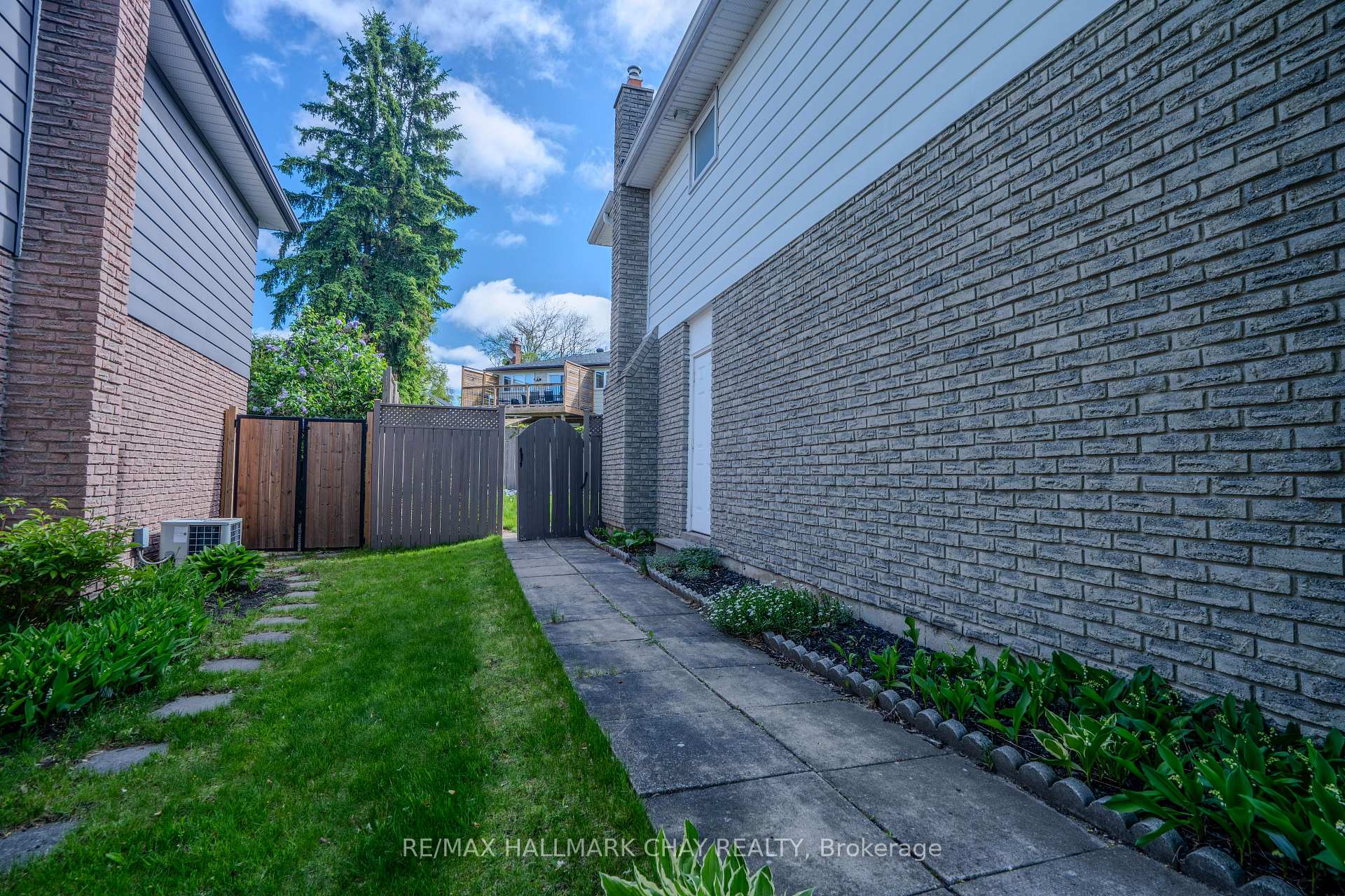 Photo 24 of 72 Jane Crescent, Barrie, Allandale Heights — HOMEH