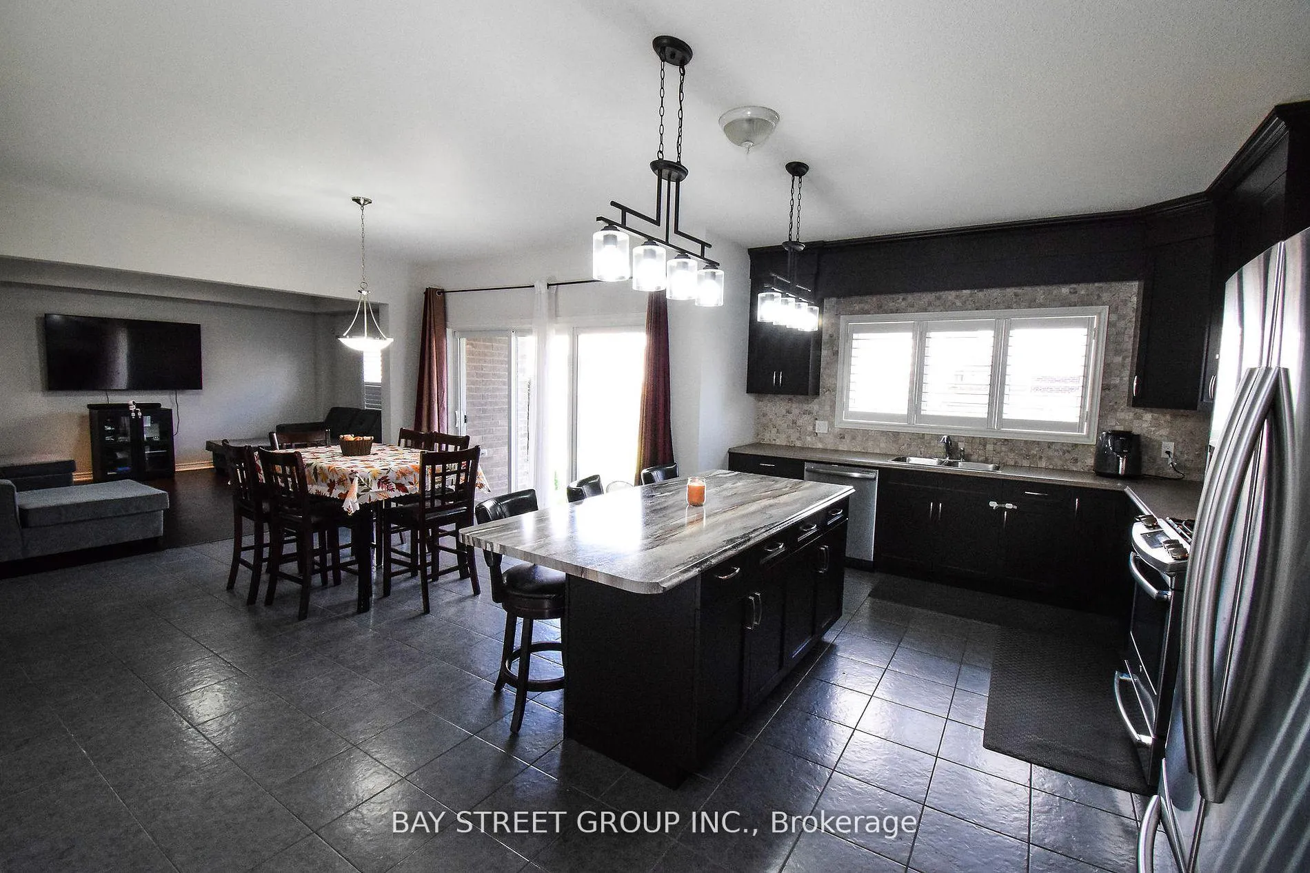 Photo 12 of 490 Silverwood Avenue, Welland, Coyle Creek — HOMEH