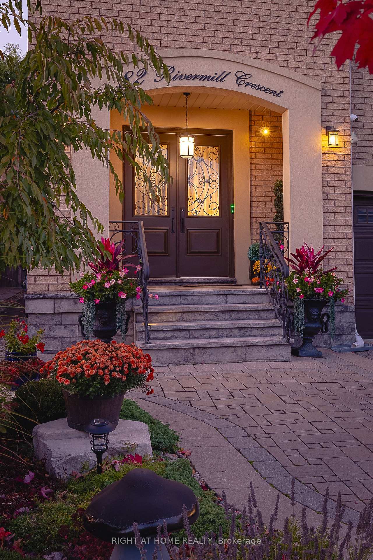 Photo 3 of 82 Rivermill Crescent, Vaughan, Patterson — HOMEH