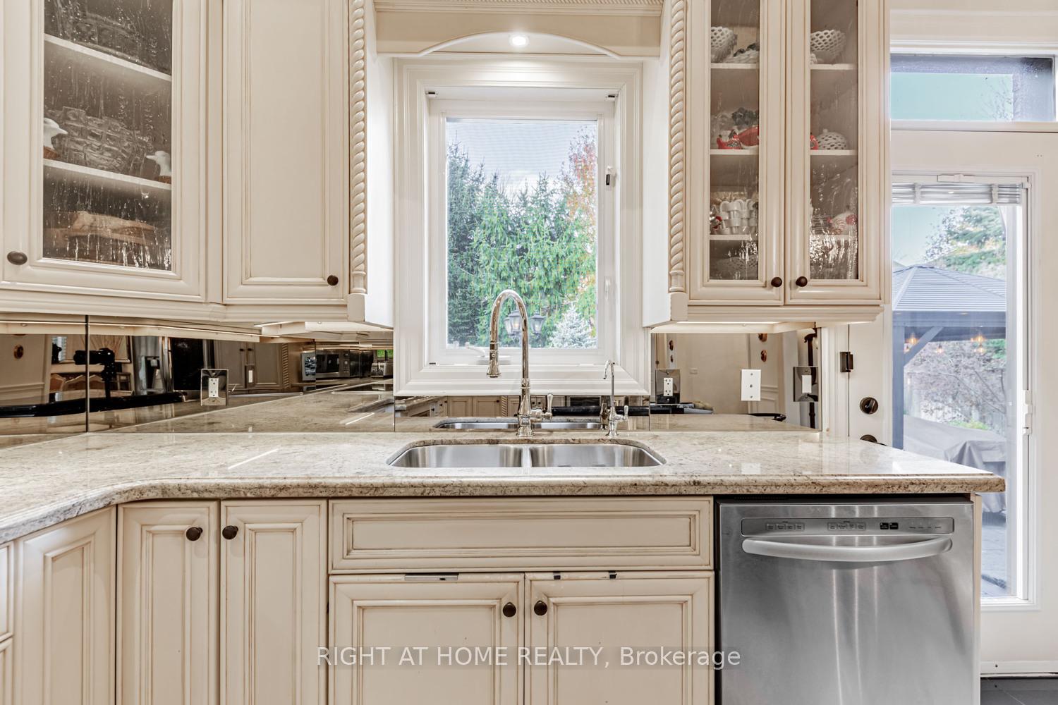 Photo 16 of 82 Rivermill Crescent, Vaughan, Patterson — HOMEH
