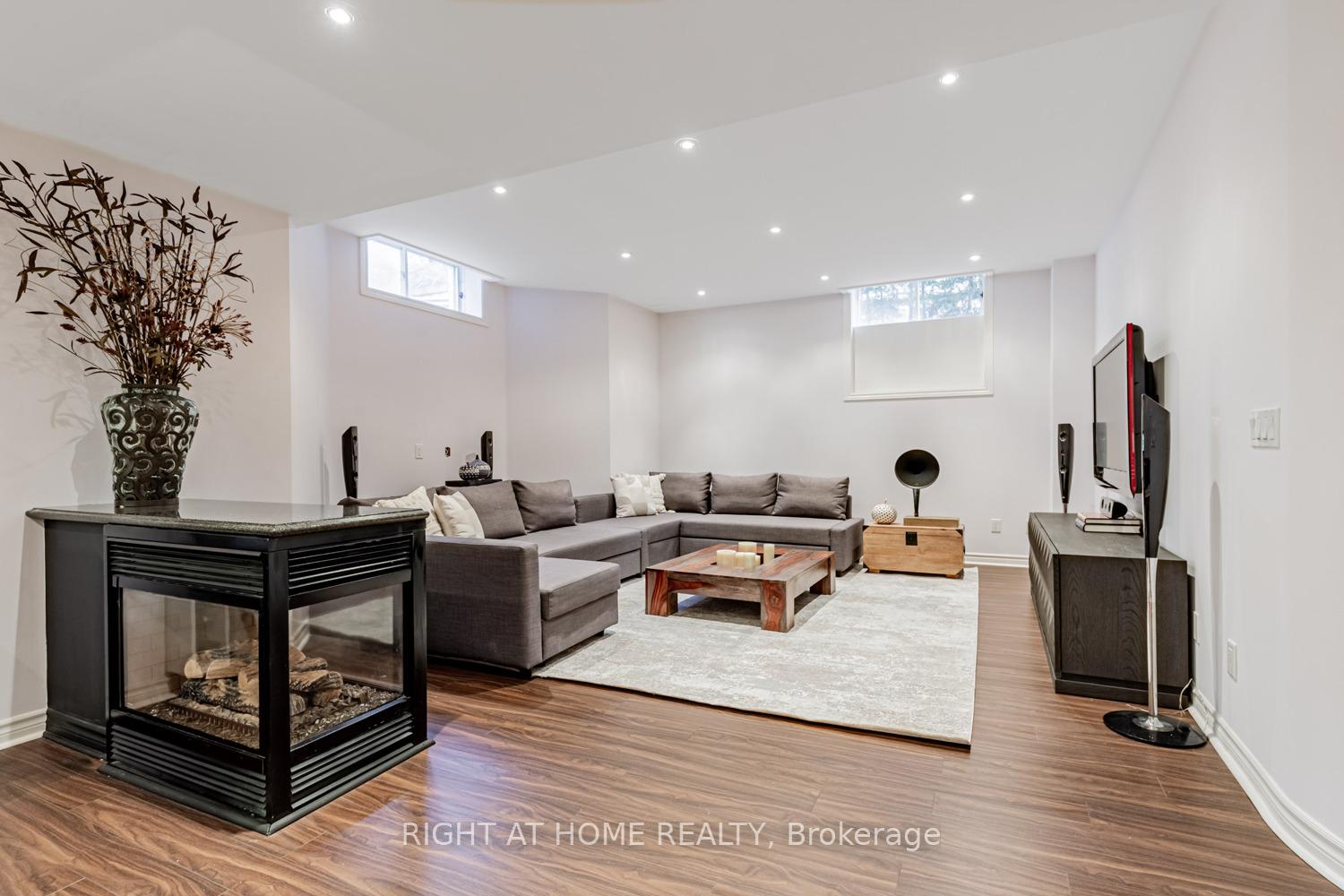 Photo 44 of 82 Rivermill Crescent, Vaughan, Patterson — HOMEH