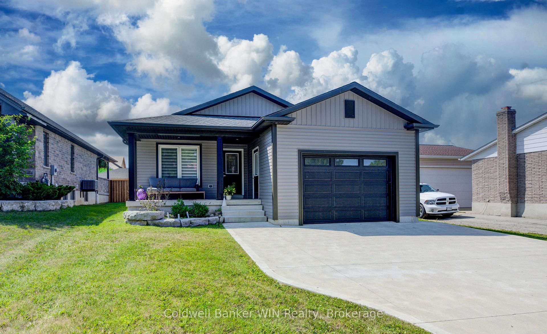 Photo 2 of 780 Waterloo Street, Wellington North, Mount Forest — HOMEH