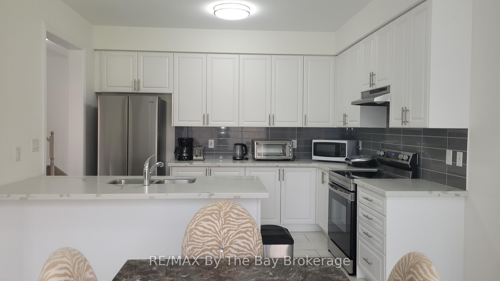 Photo 7 of 172 Rosanne Circle, Wasaga Beach — HOMEH