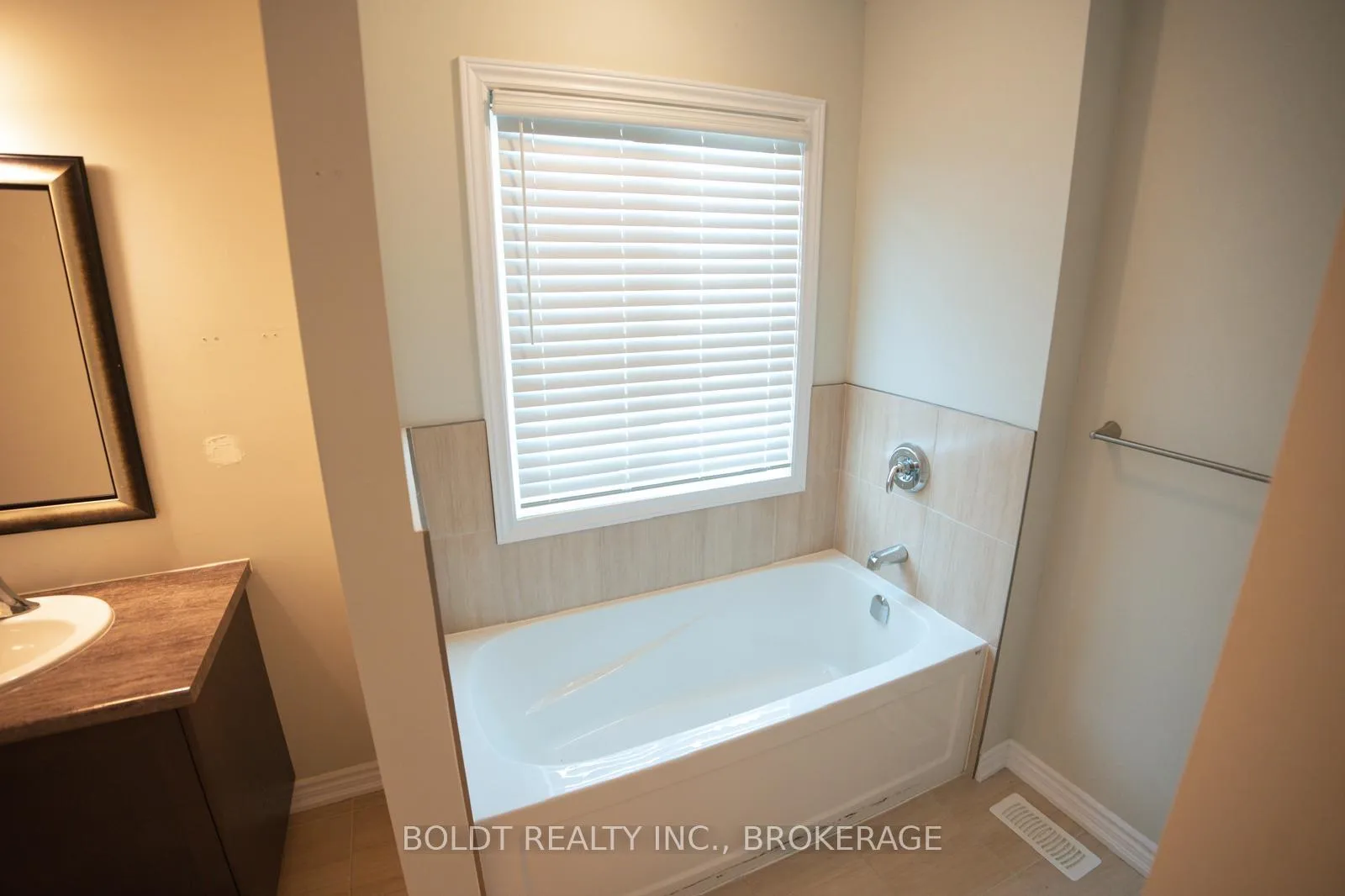 Photo 27 of 244 Bethune Avenue, Welland, Lincoln/Crowland — HOMEH