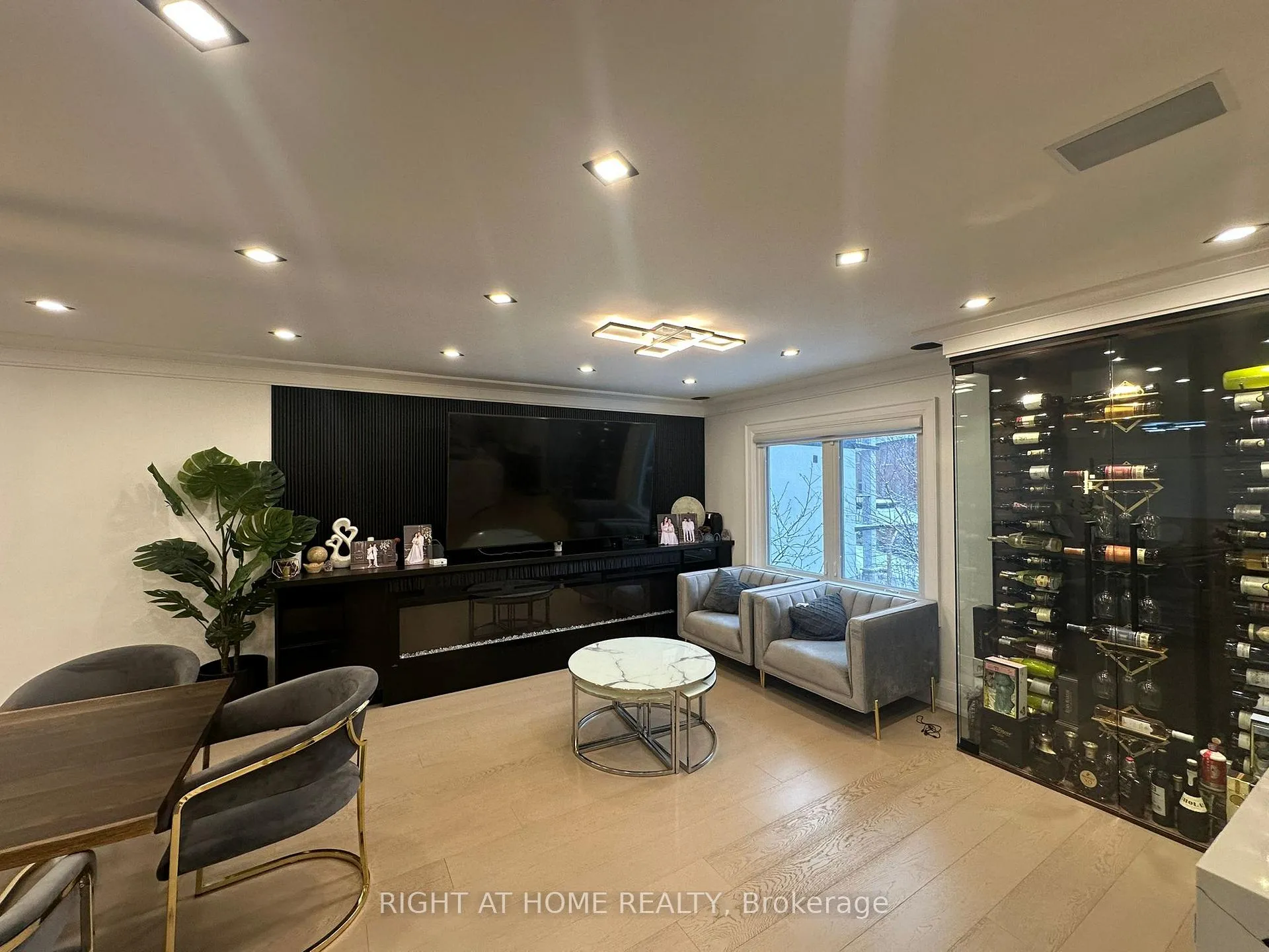 Photo 7 of 28 Wigwoss Drive, Vaughan, East Woodbridge — HOMEH