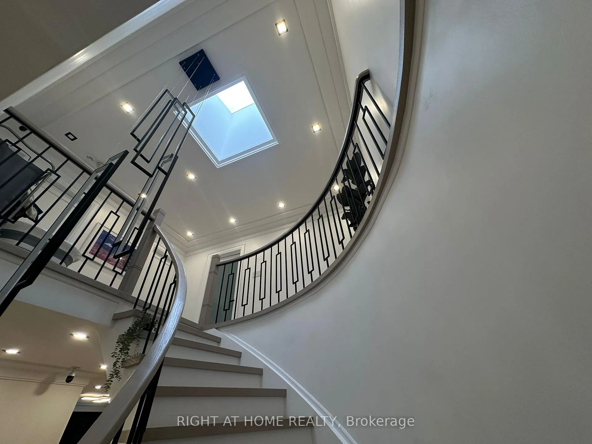 Photo 12 of 28 Wigwoss Drive, Vaughan, East Woodbridge — HOMEH