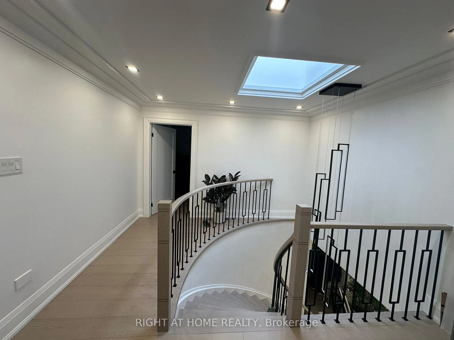 Photo 13 of 28 Wigwoss Drive, Vaughan, East Woodbridge — HOMEH