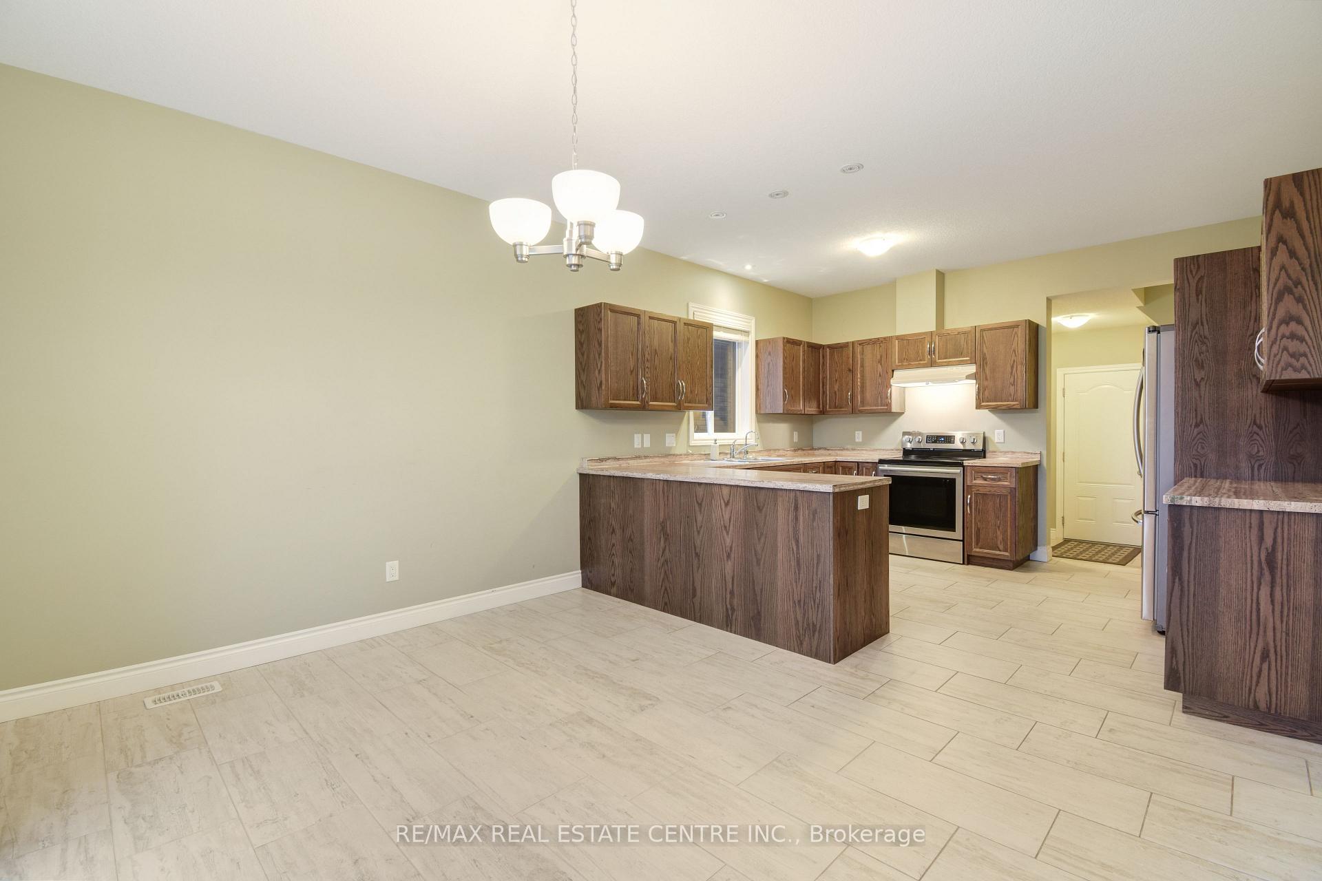 Photo 14 of 520 Sundew Drive, Waterloo, Beechwood — HOMEH