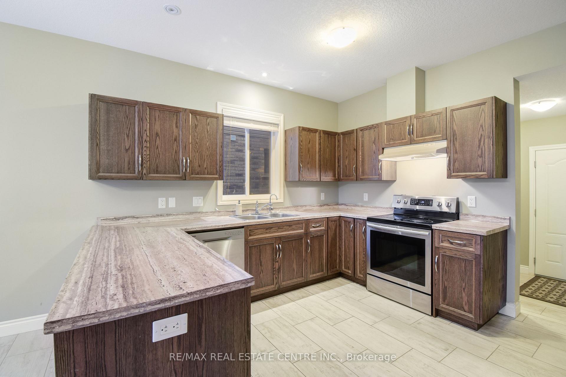 Photo 16 of 520 Sundew Drive, Waterloo, Beechwood — HOMEH