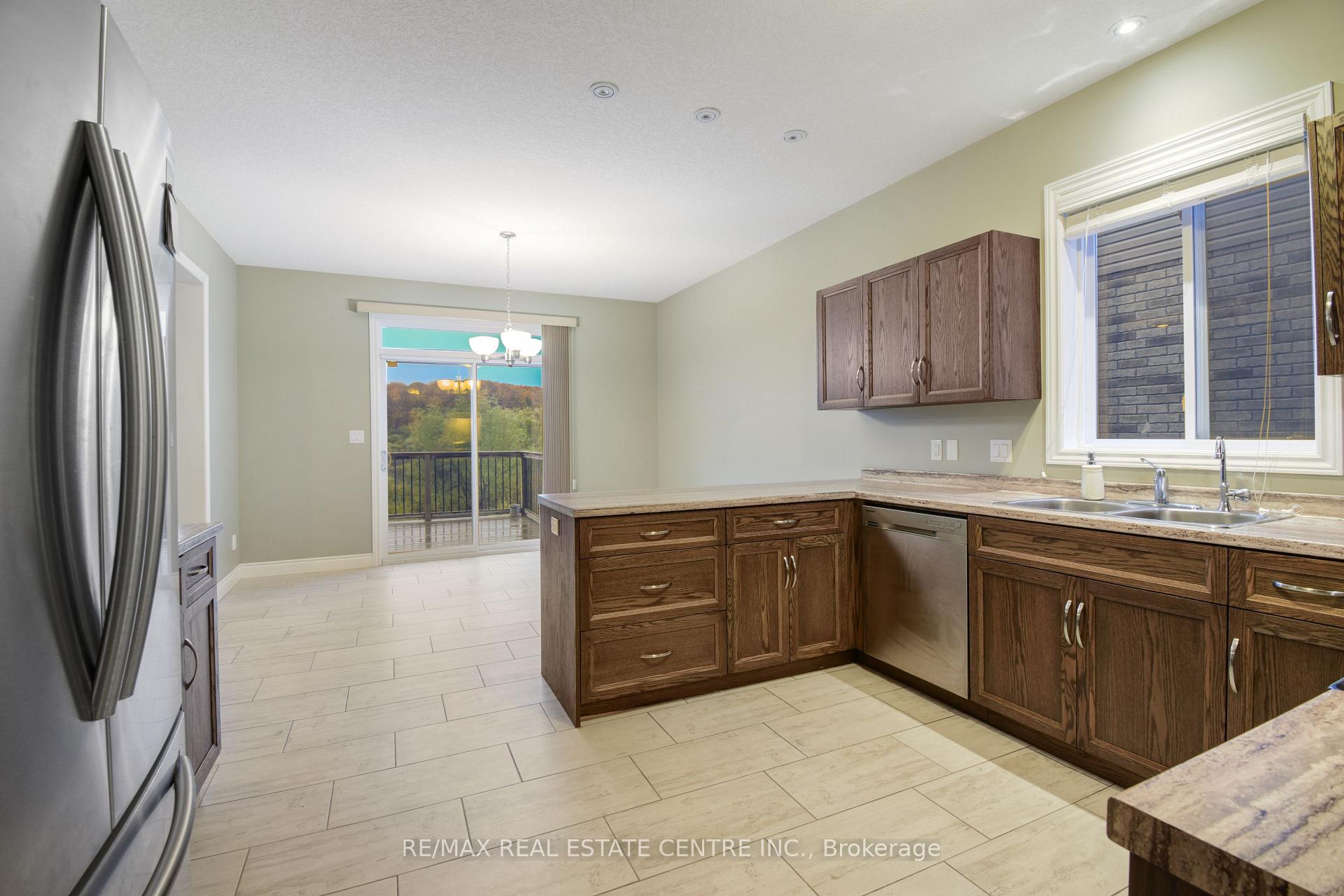 Photo 17 of 520 Sundew Drive, Waterloo, Beechwood — HOMEH