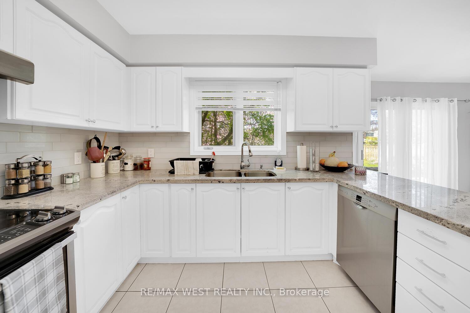 Photo 10 of 38 John Kline Lane, Vaughan, Kleinburg — HOMEH