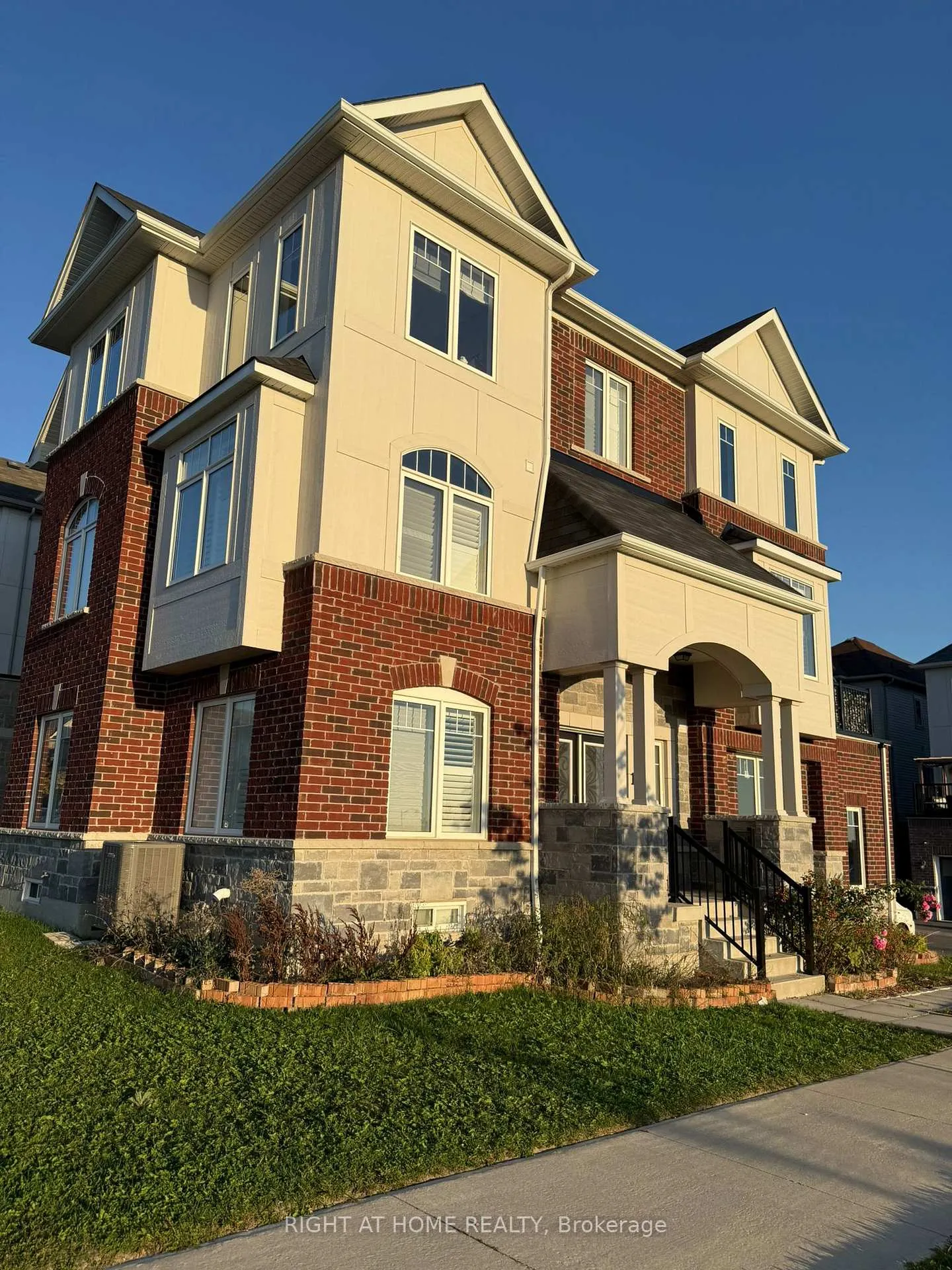 Photo 2 of 1 Mortlock Street E, Ajax, Central East — HOMEH