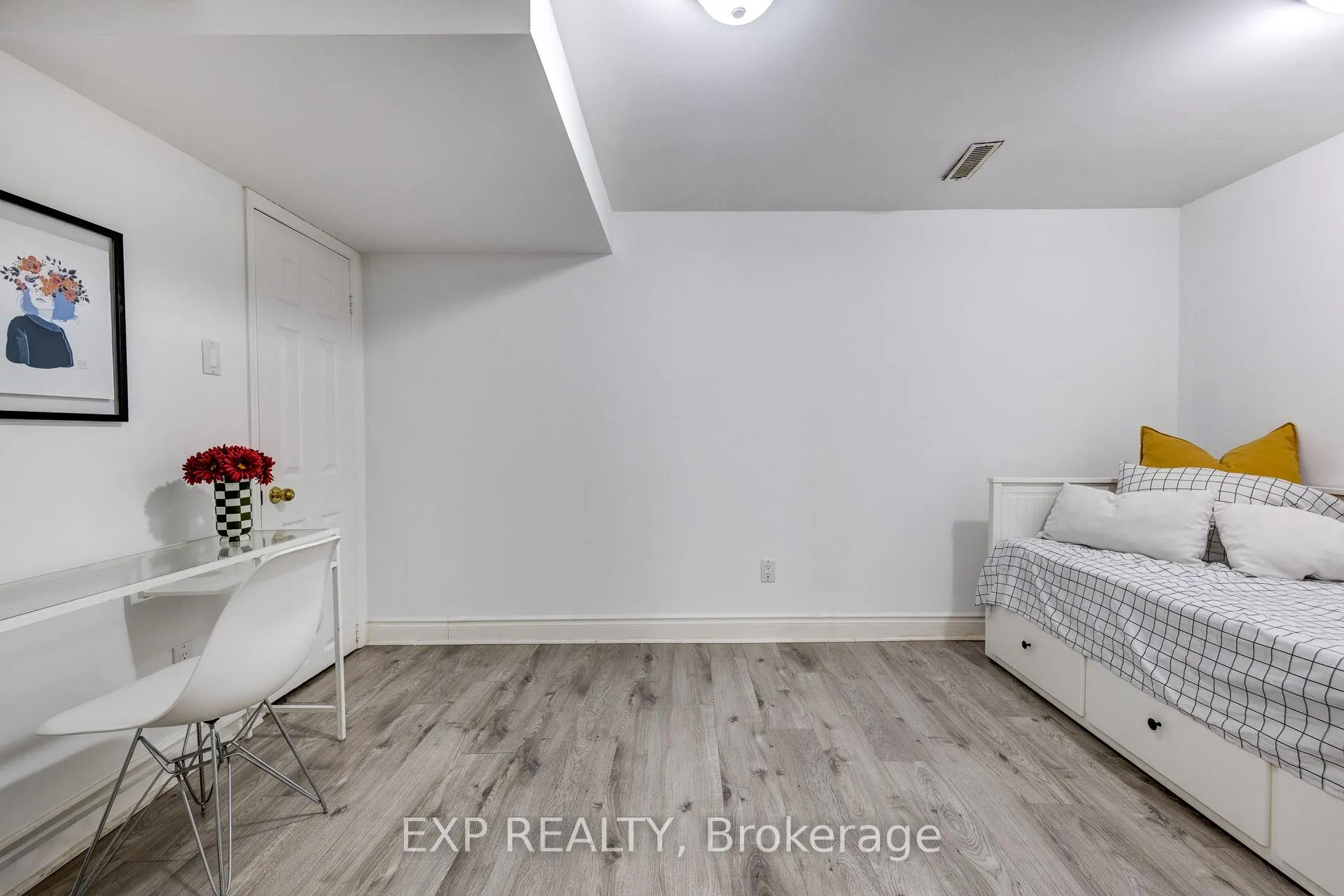 Photo 6 of 158 Millcroft Way N, Vaughan, Brownridge — HOMEH